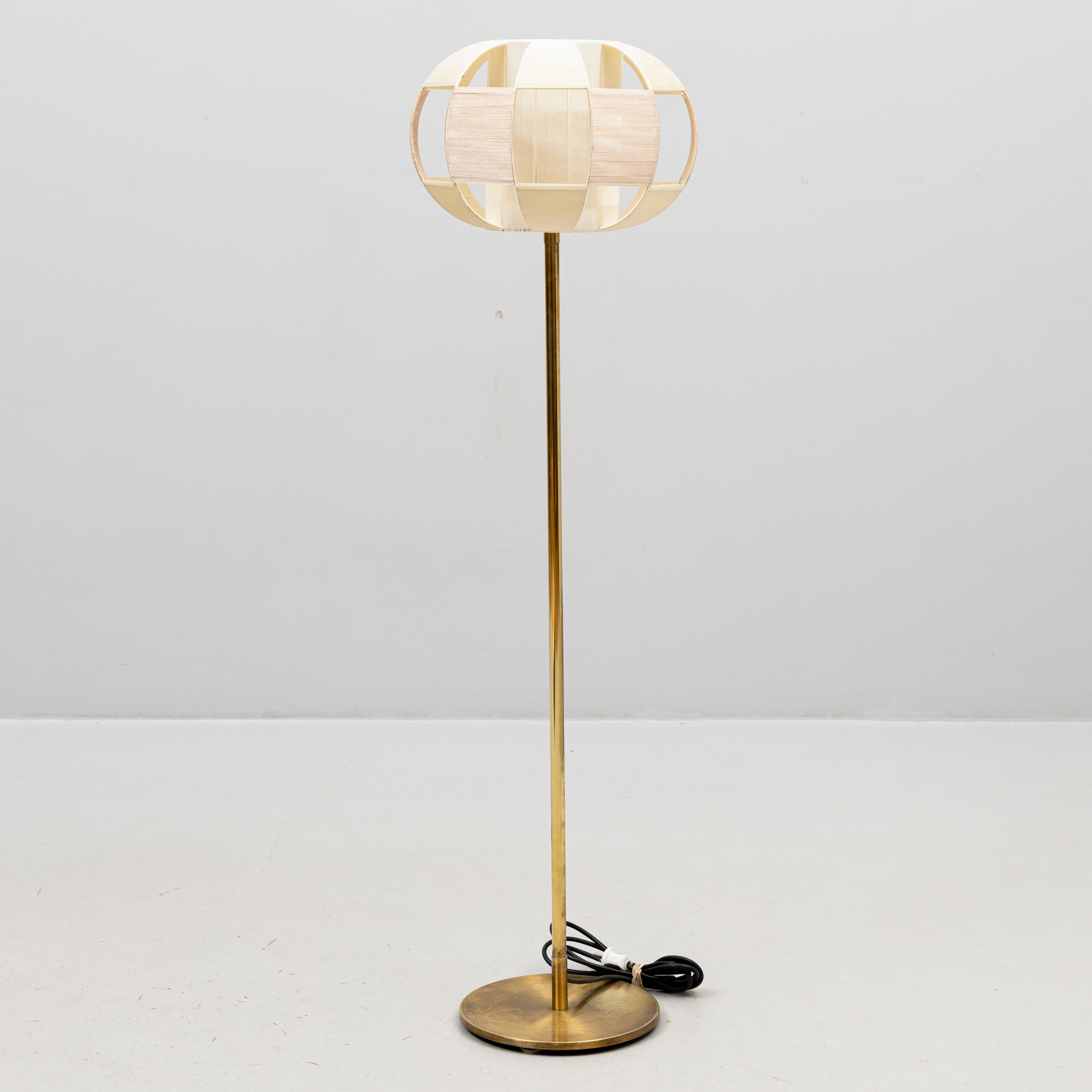 GOLVLAMPA, mässing och silke, "Linda", Globen Lightning.