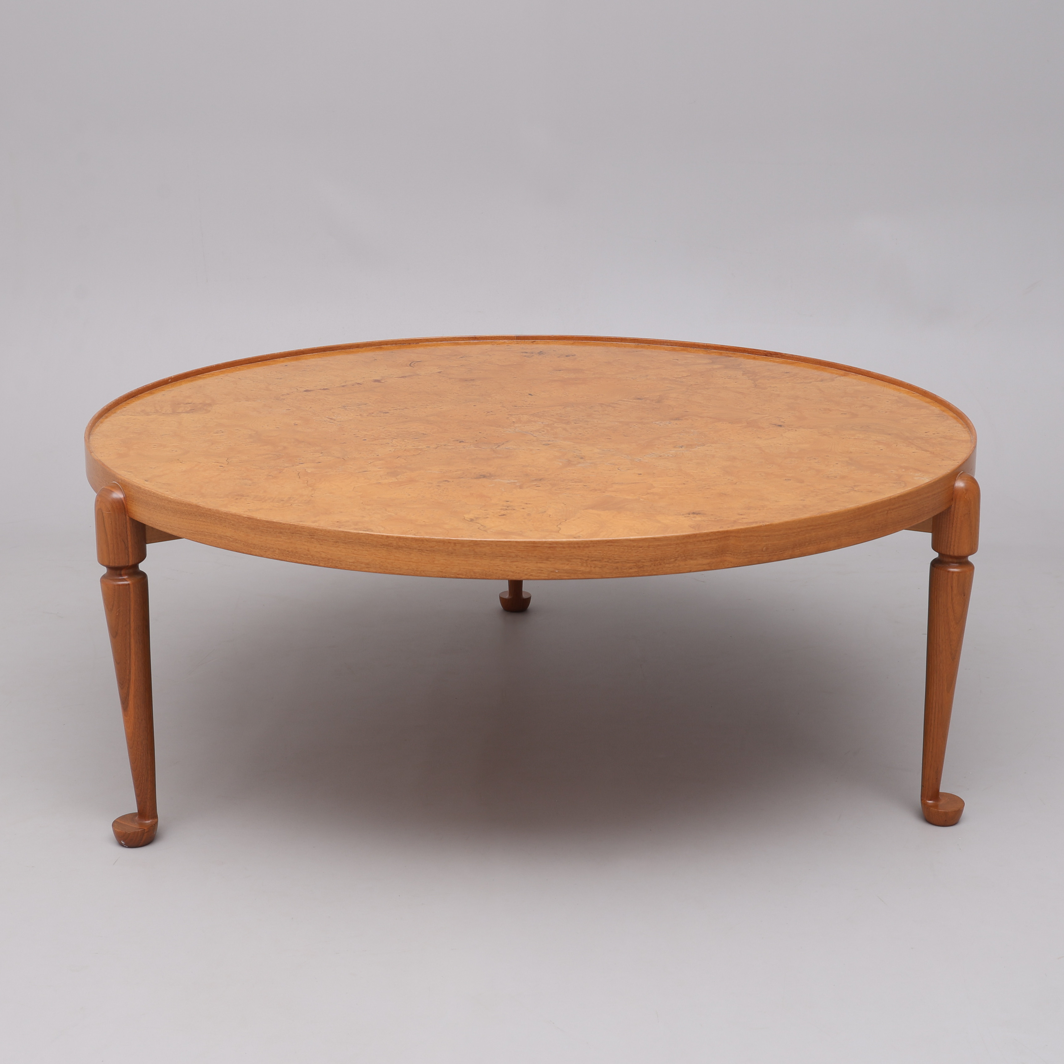 JOSEF FRANK. SOFFBORD, VALNÖT & ROTFANÉR, MODELL 2139, FIRMA SVENSKT TENN, MODELLEN FORMGIVEN 1952.