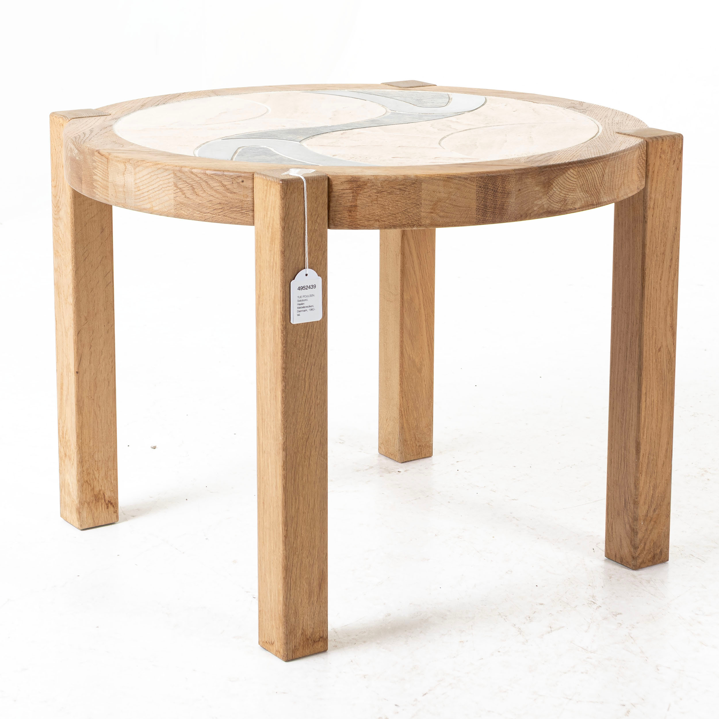 TUE POULSEN. Sidobord, Haslev Møbelsnedkeri, Danmark, 1960-tal.