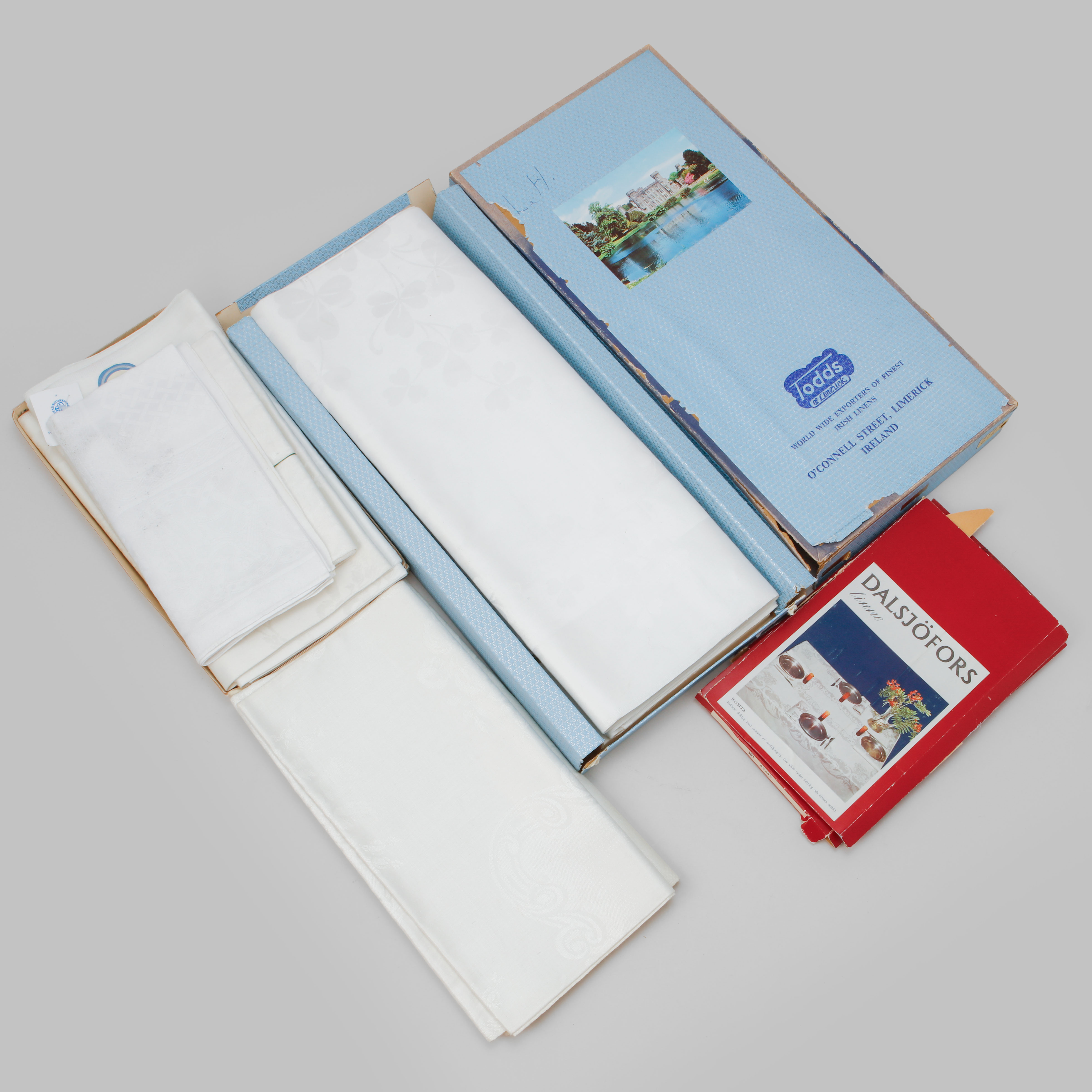 LINNESERVETTER, 36 stycken samt DUKAR, 2 stycken, olika modeller, bland annat Irländsk dubbeldamast.