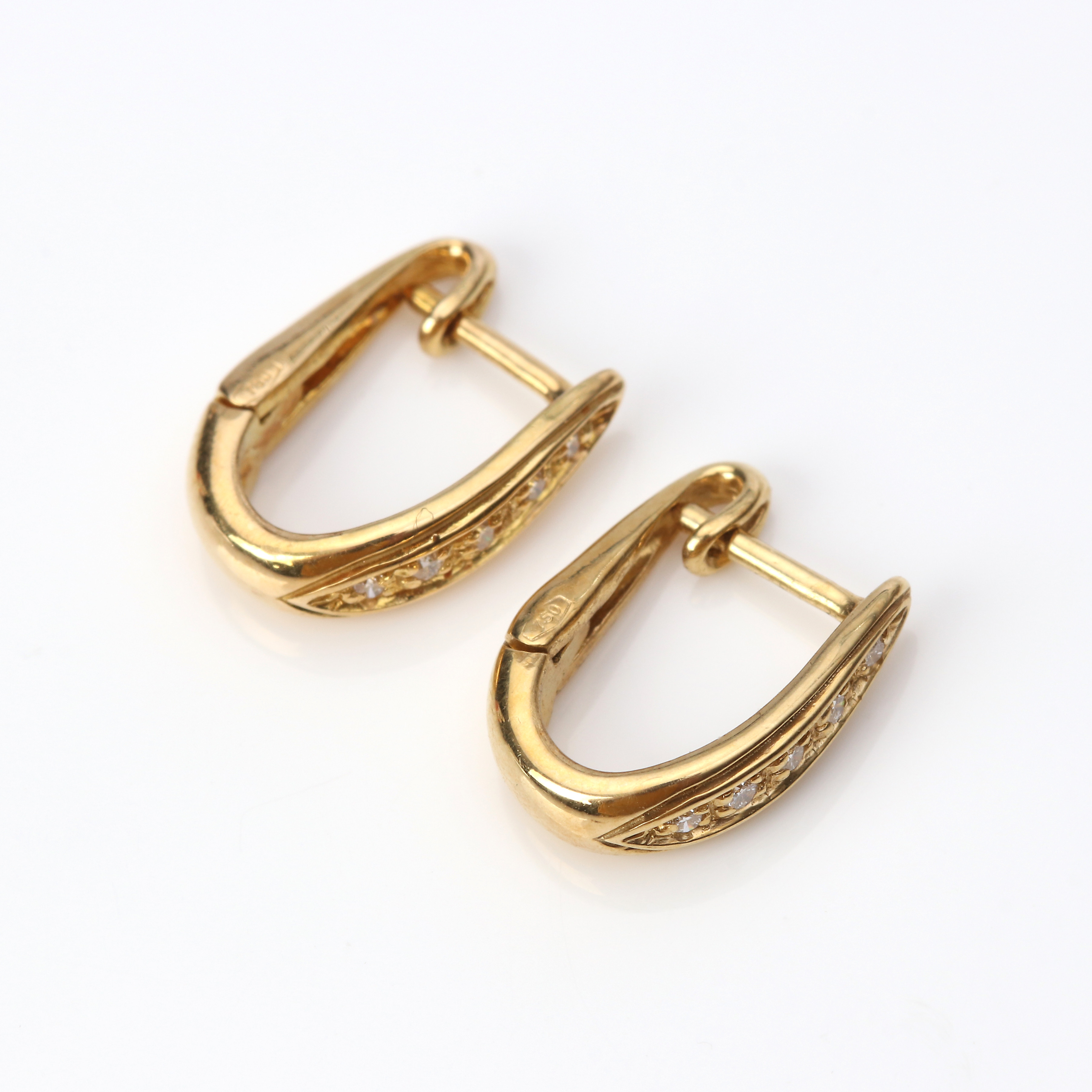 ÖRHÄNGEN, ETT PAR. 18k guld med små briljantslipade diamanter, totalvikt ca 2,5 gram.