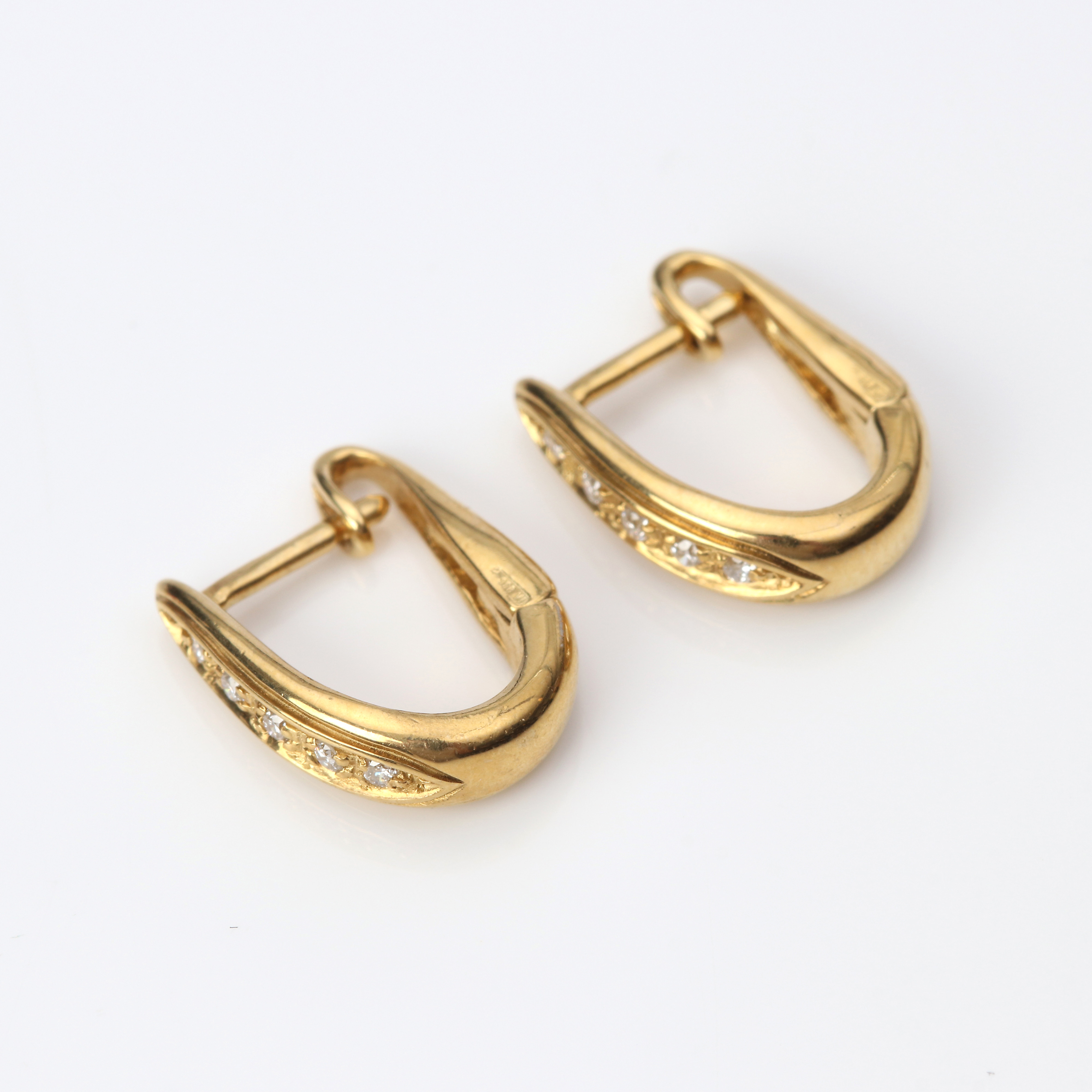 ÖRHÄNGEN, ETT PAR. 18k guld med små briljantslipade diamanter, totalvikt ca 2,5 gram.