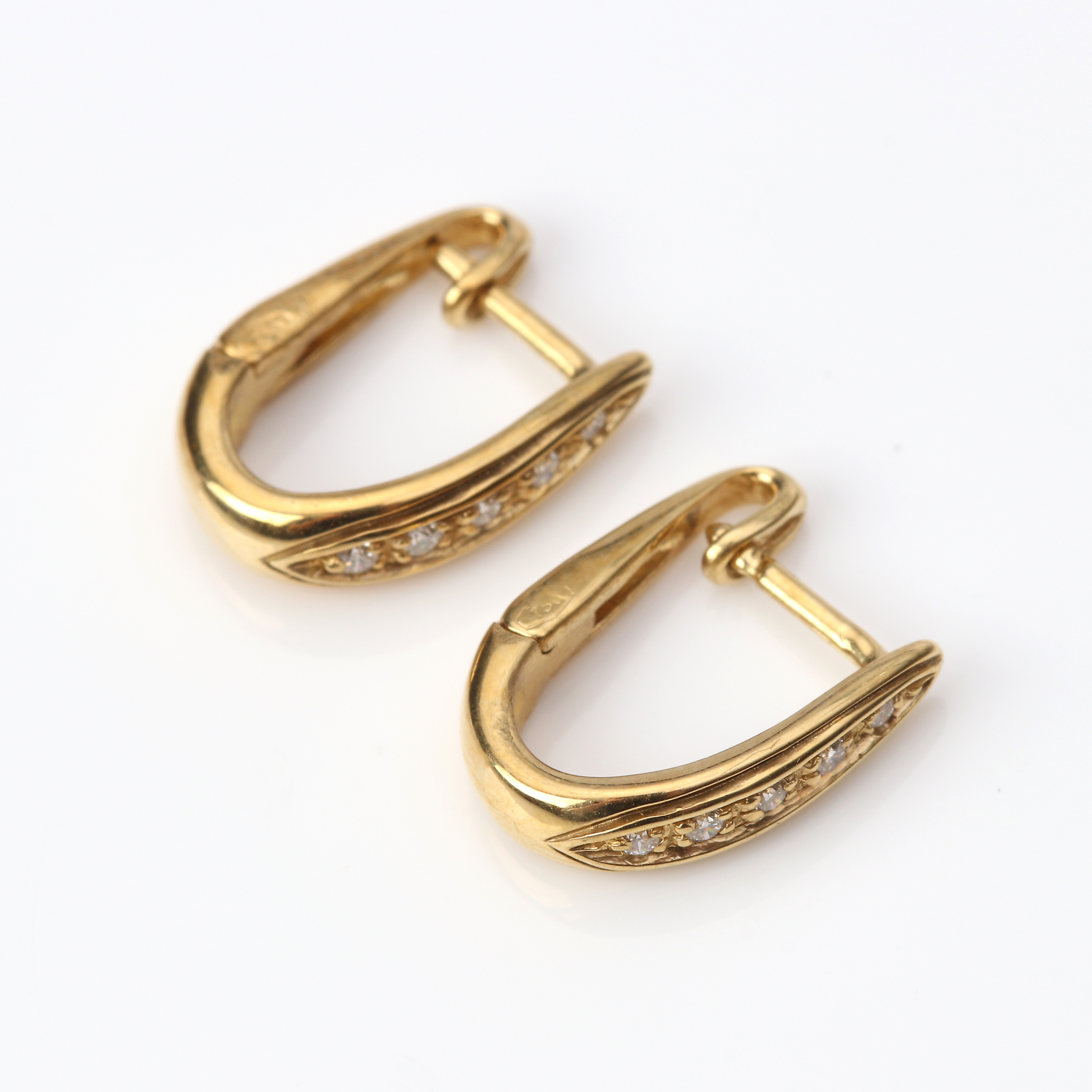 ÖRHÄNGEN, ETT PAR. 18k guld med små briljantslipade diamanter, totalvikt ca 2,4 gram.