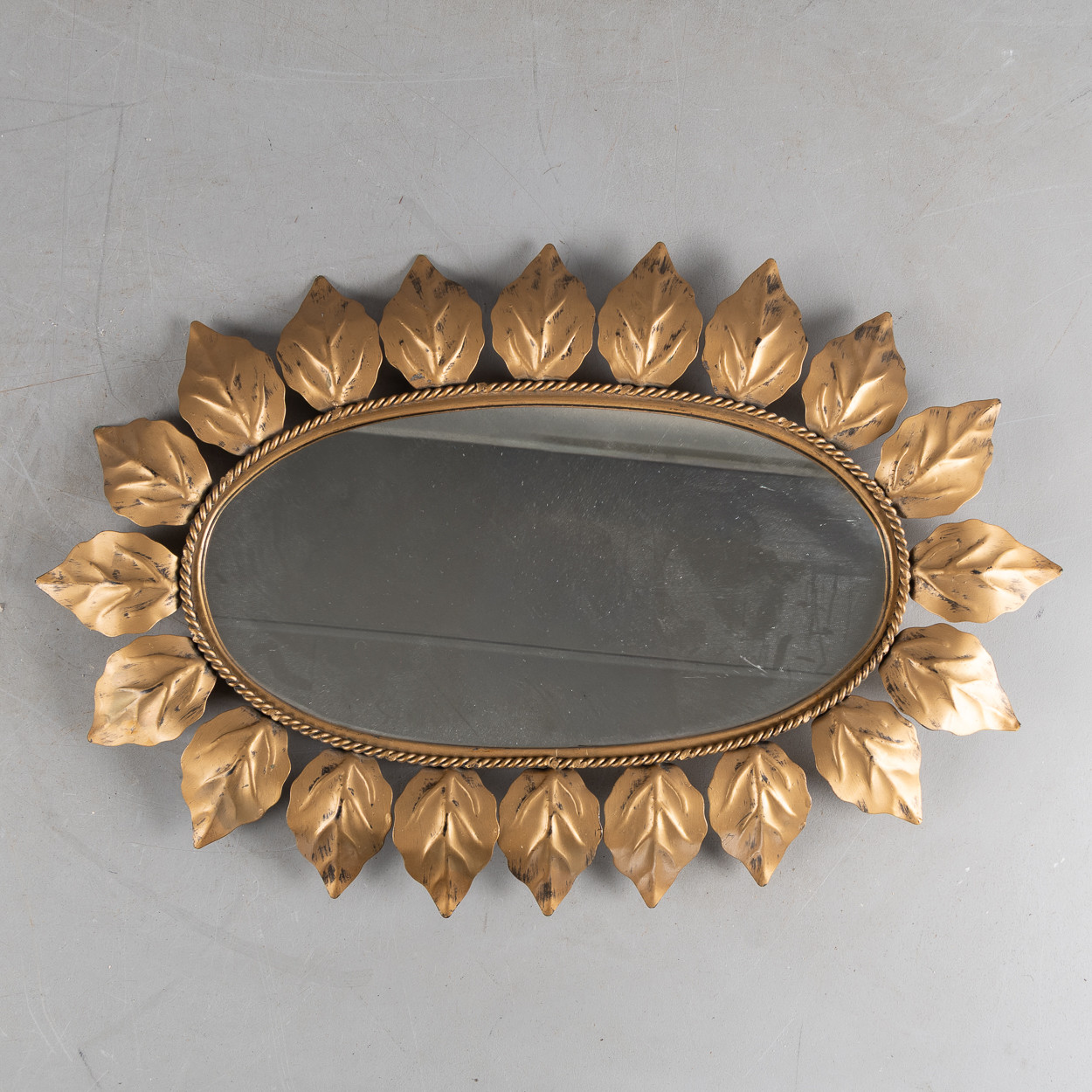 SPEGEL, Sydeuropa, 1900-talets andra hälft, bronserad metall.