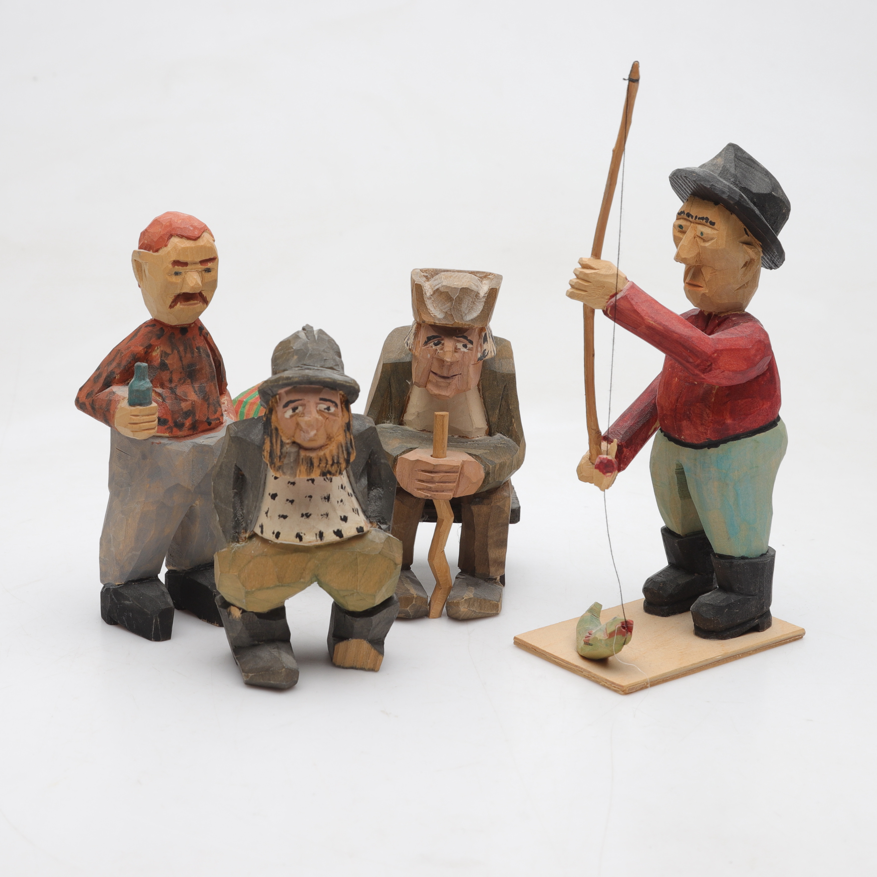 FIGURINER, 4 st, snidat och målat trä, olika signaturer.