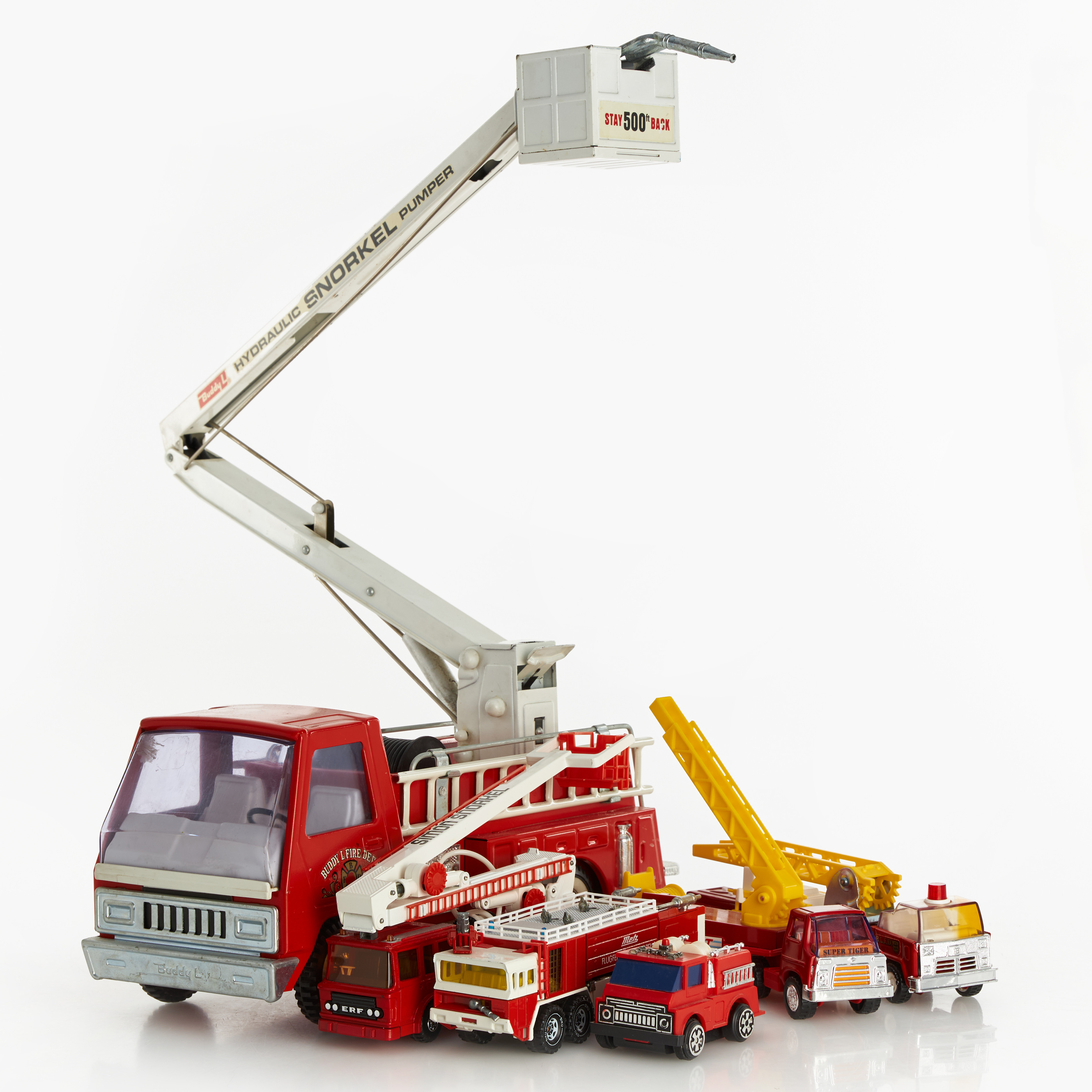 LEKSAKER, 6 st, utryckningsfordon, bland annat Simon Snorkel brandbilar, Buddy L och Lesney, metall och plast.
