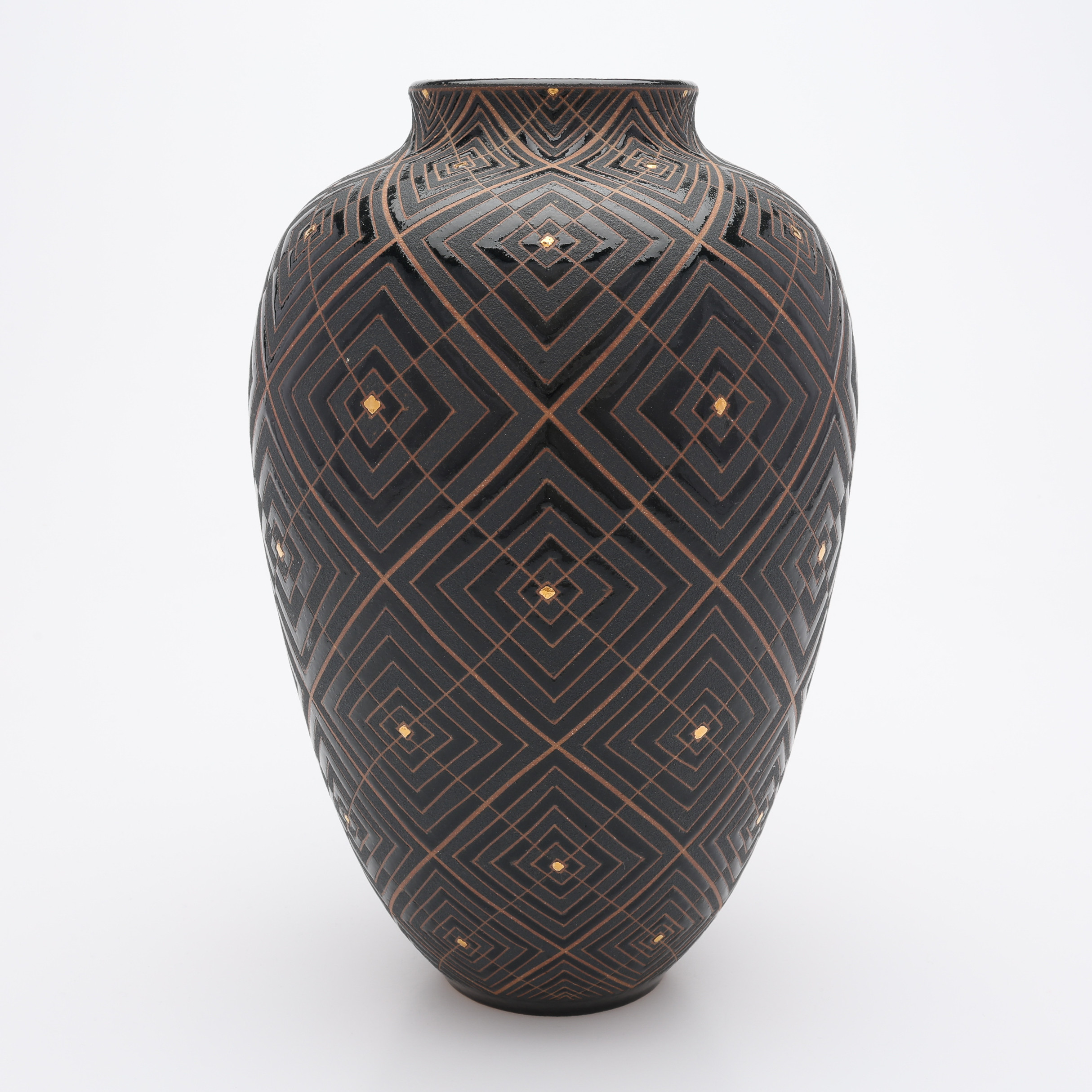 BENTE BROSBØL HANSEN 1961-. VAS, GLASERAT STENGODS, EGEN STUDIO KLÅVERÖD, SIGNERAD.