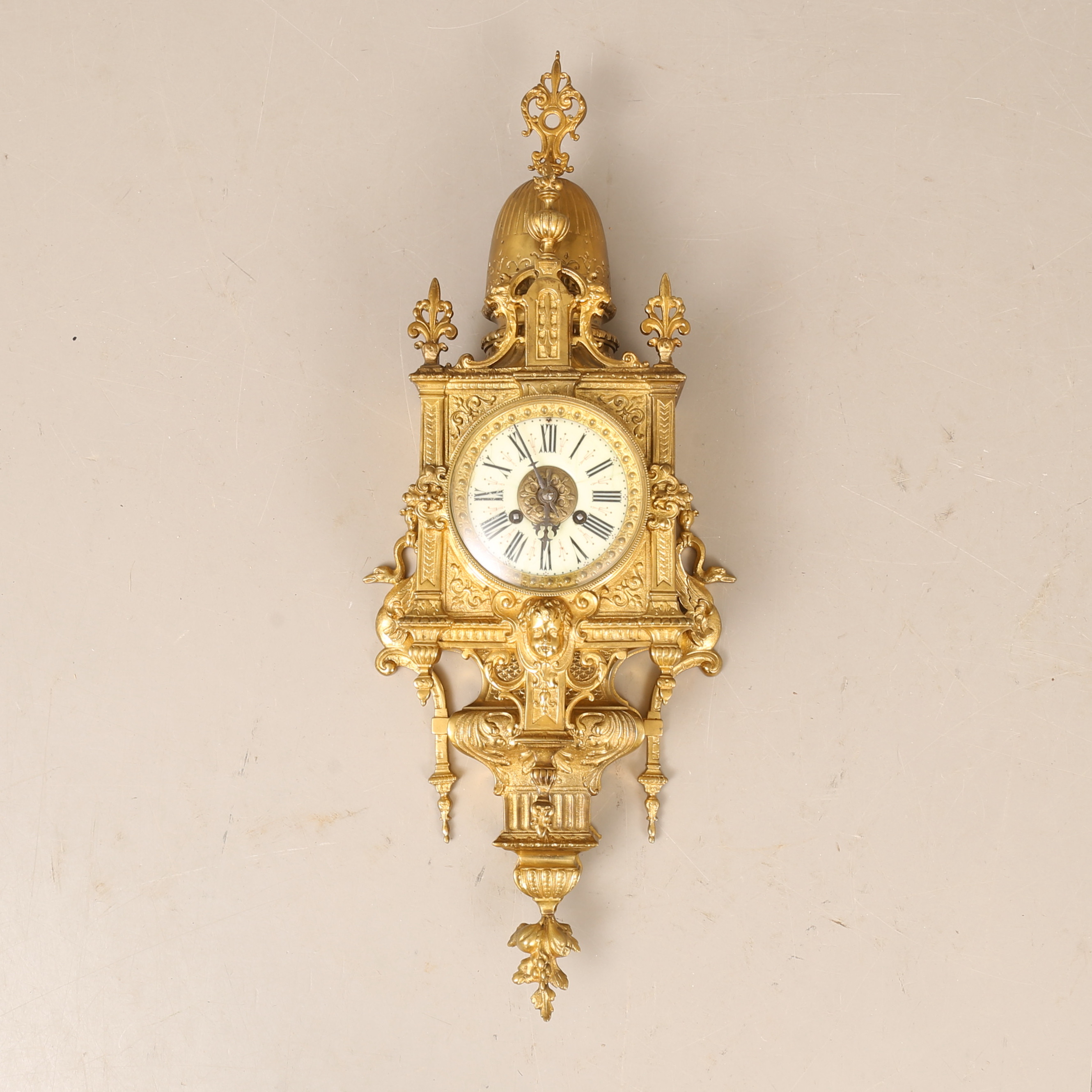 VÄGGUR, mässing, 1900-talets första hälft.