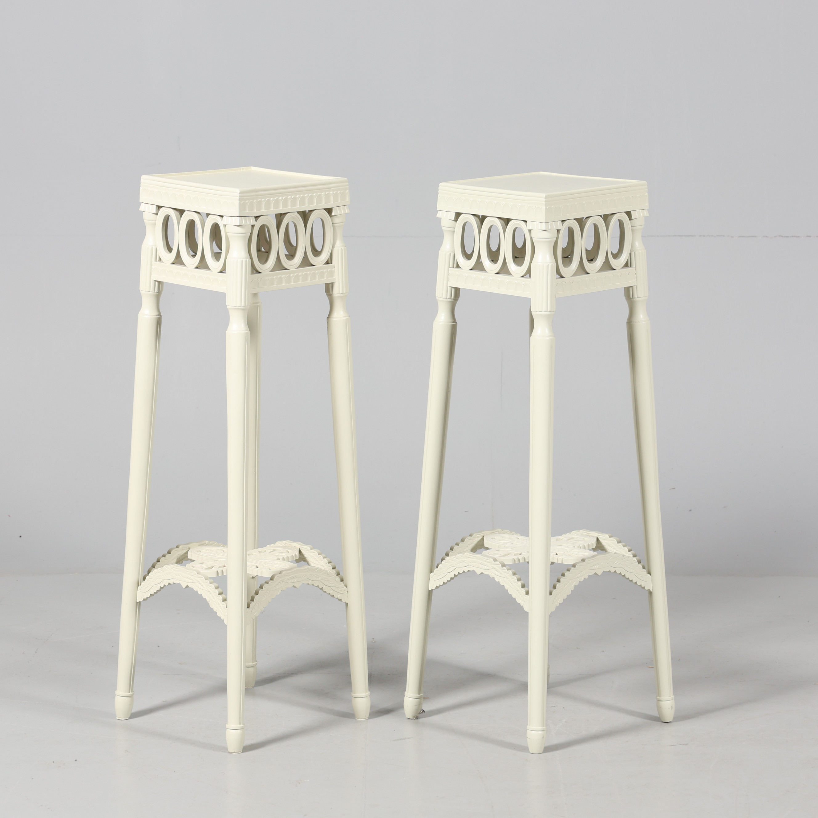 PIEDESTALER, 1 par, nollmodell, gustaviansk stil.