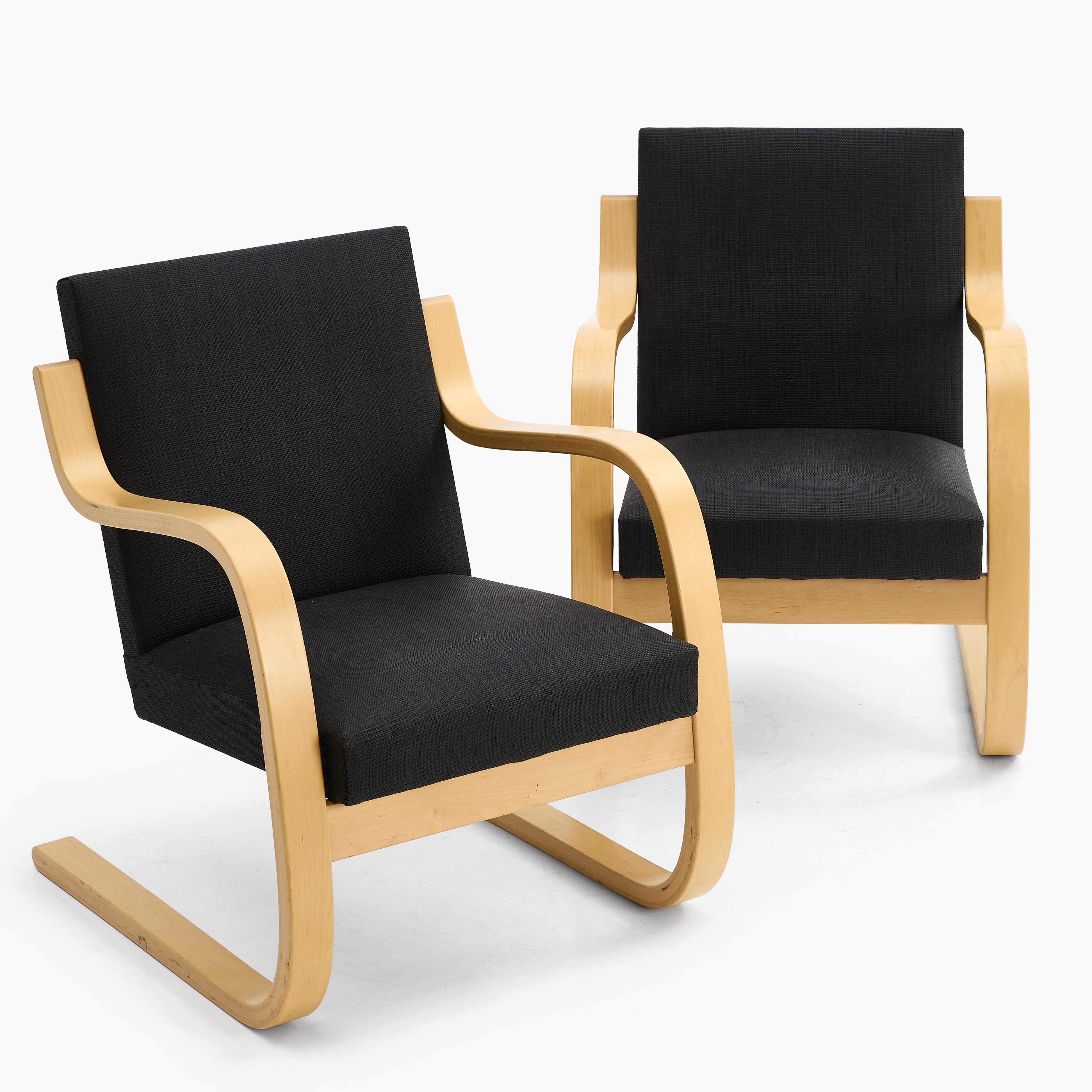 ALVAR AALTO. Fåtöljer, 2 st, "Atelje" modell 402, Artek, 2002. etikettmärkt.