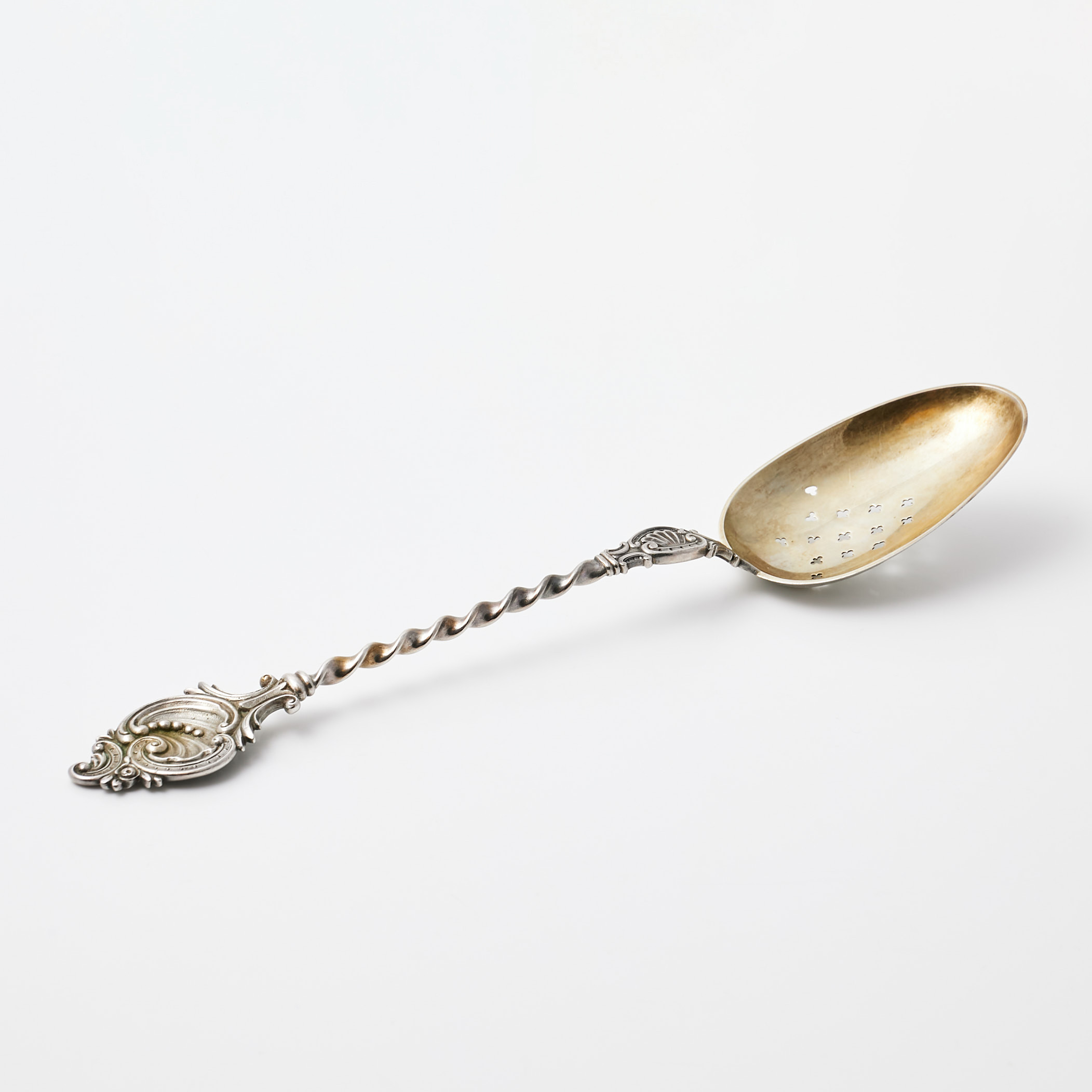 HÅLSLEV med perforerad dekor, snurrat skaft, stämplad L. Hahn, Danmark 1907.