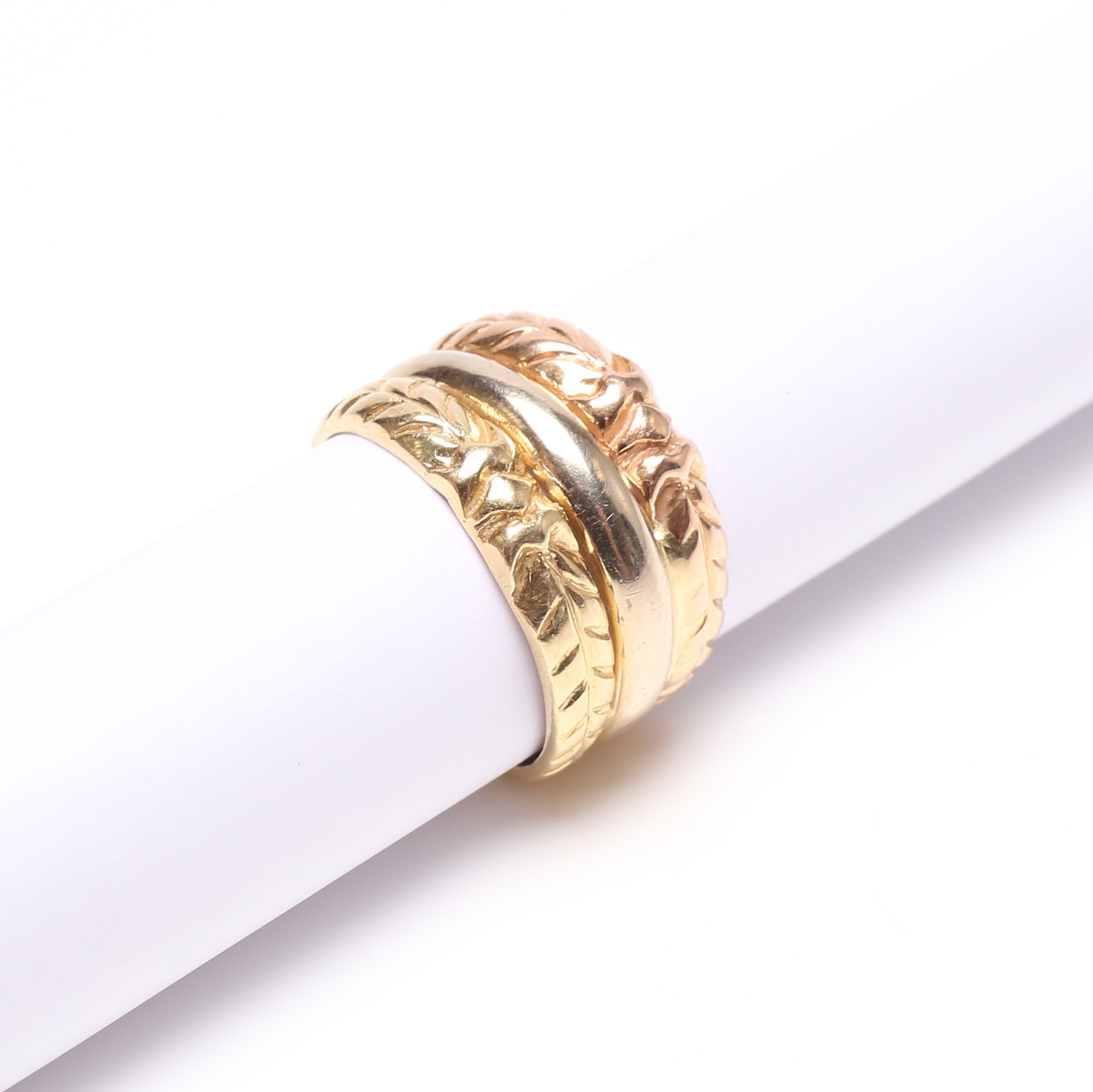 Ring, trefärgat guld, 20K guld, enligt uppgift Mellanöstern. Vikt ca 6.1 gram.