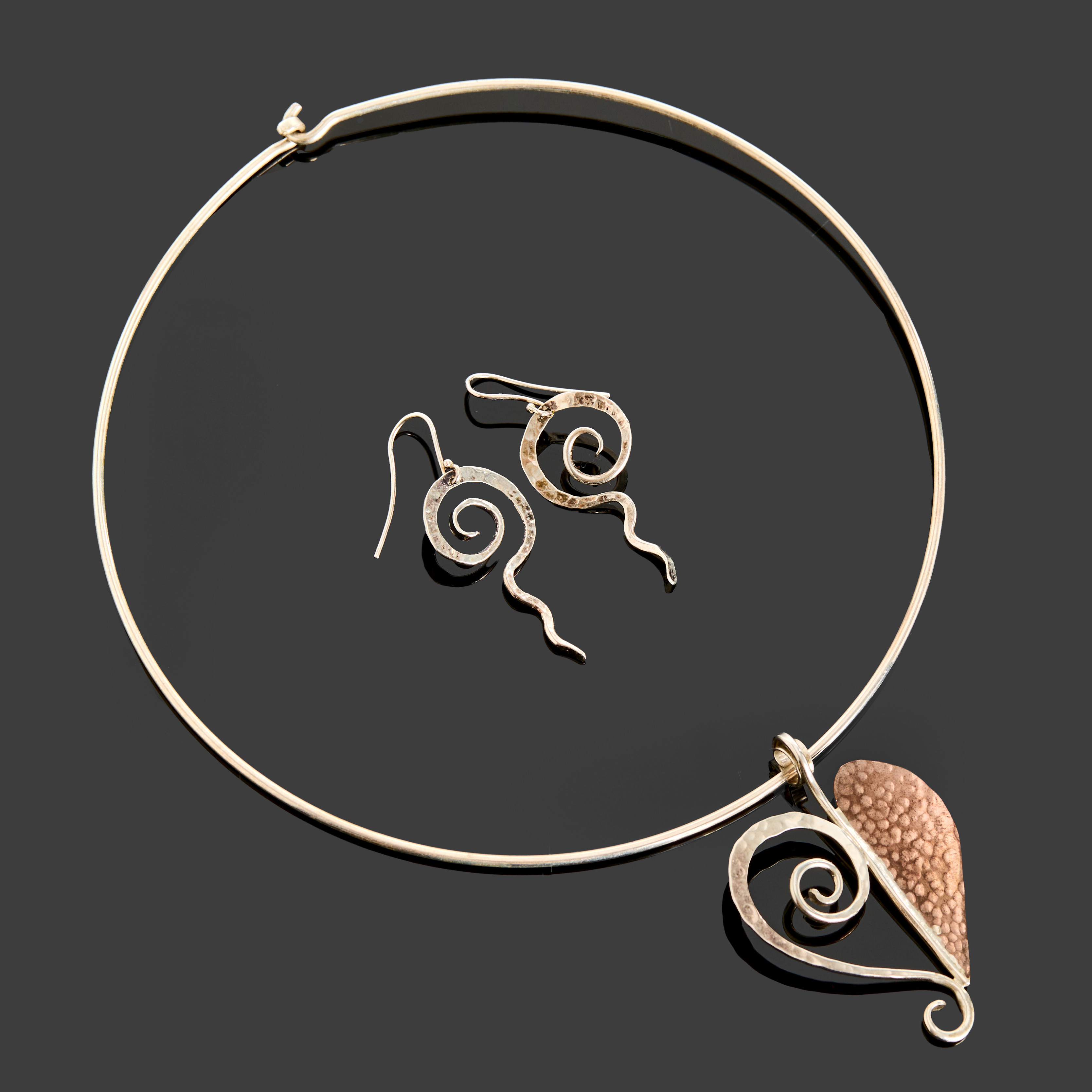 EVA MELIN, halsring med hänge samt ett par örhängen, silver, koppar, hamrad dekor, Topaze Smycken & Hantverk, Hofors.