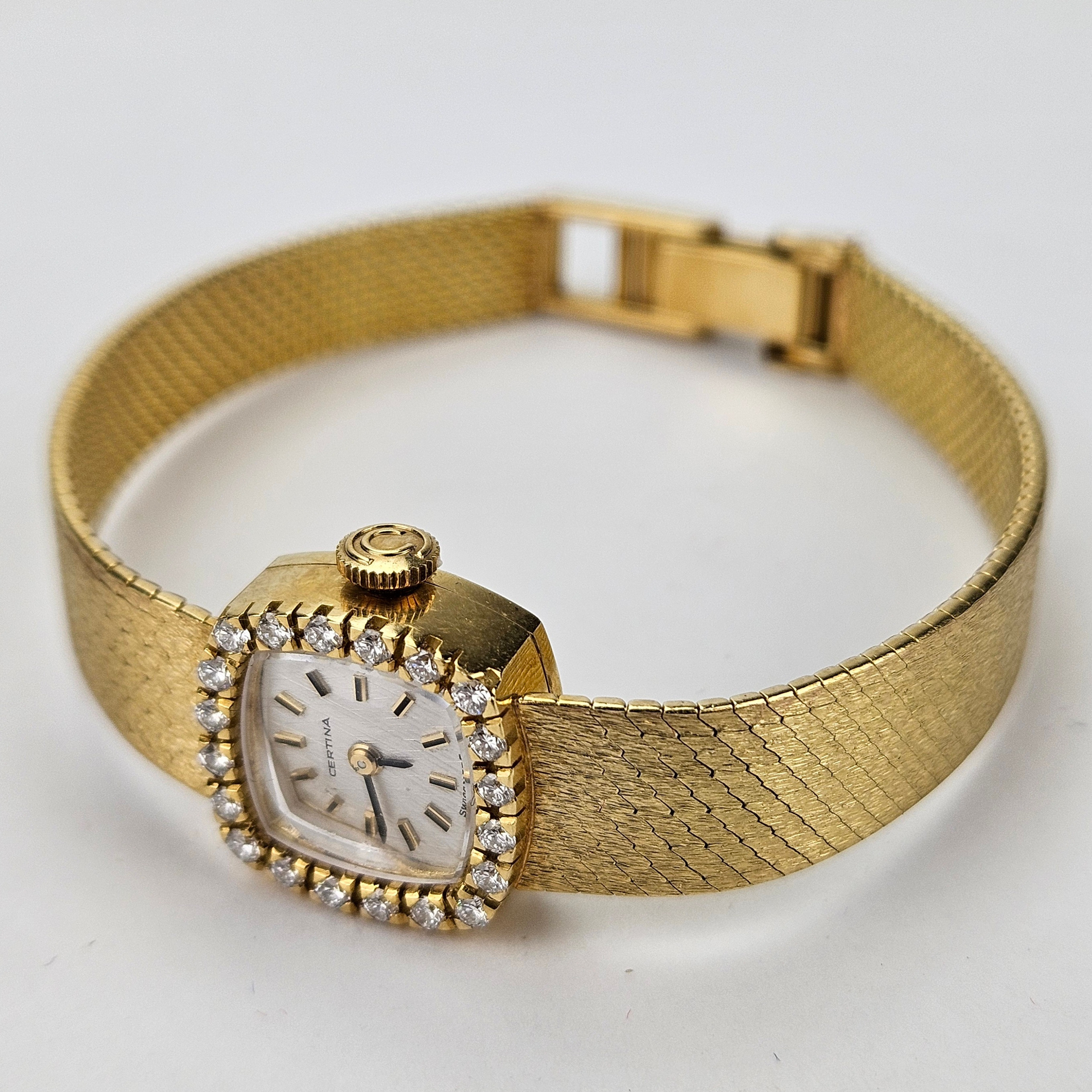 DAMARMBANDSUR, guld, 18K, Certina, med slipade diamanter, total vikt ca. 32,3 gram.
