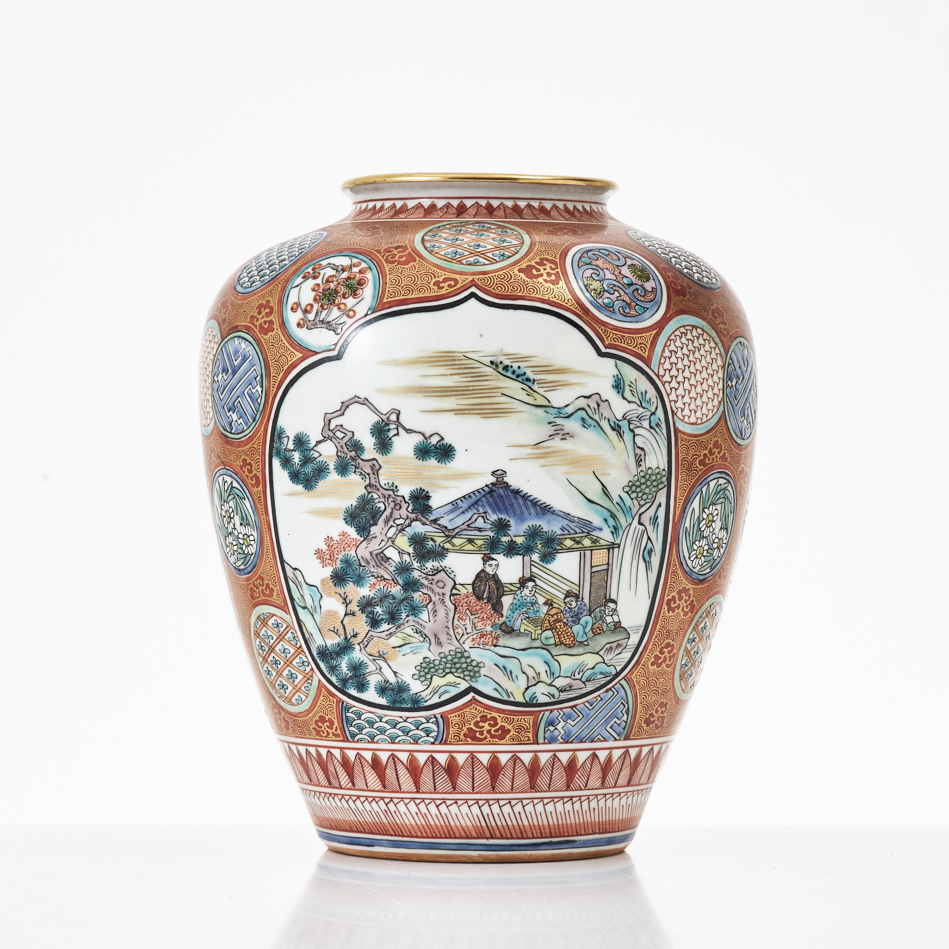 URNA, keramik, Japan, 1900-tal, ovoid form, Satsuma, dekor av kartuscher med figurscener, blommor och fåglar, omgivna av guldmönster med infällda cirklar.