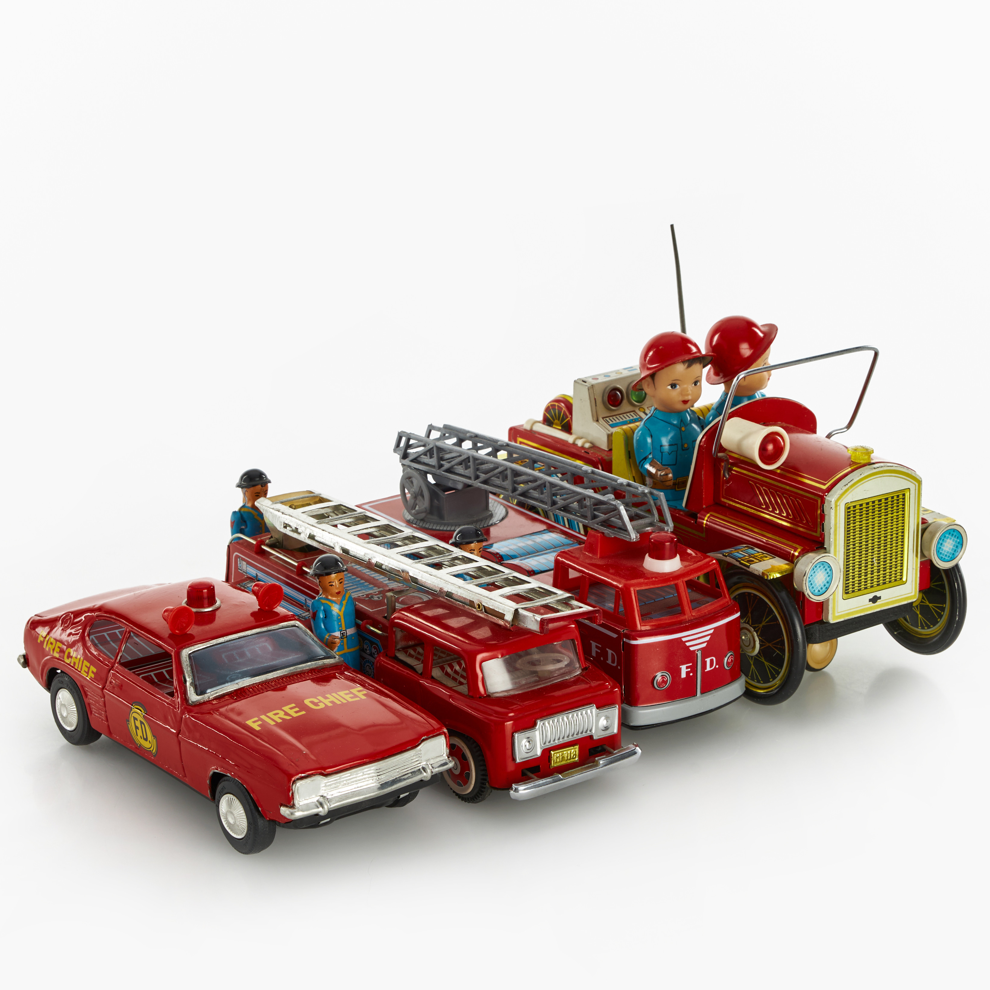 PLÅTLEKSAKER. 4 st, brandbilar, Korea samt Kina, 1900-talets andra hälft.