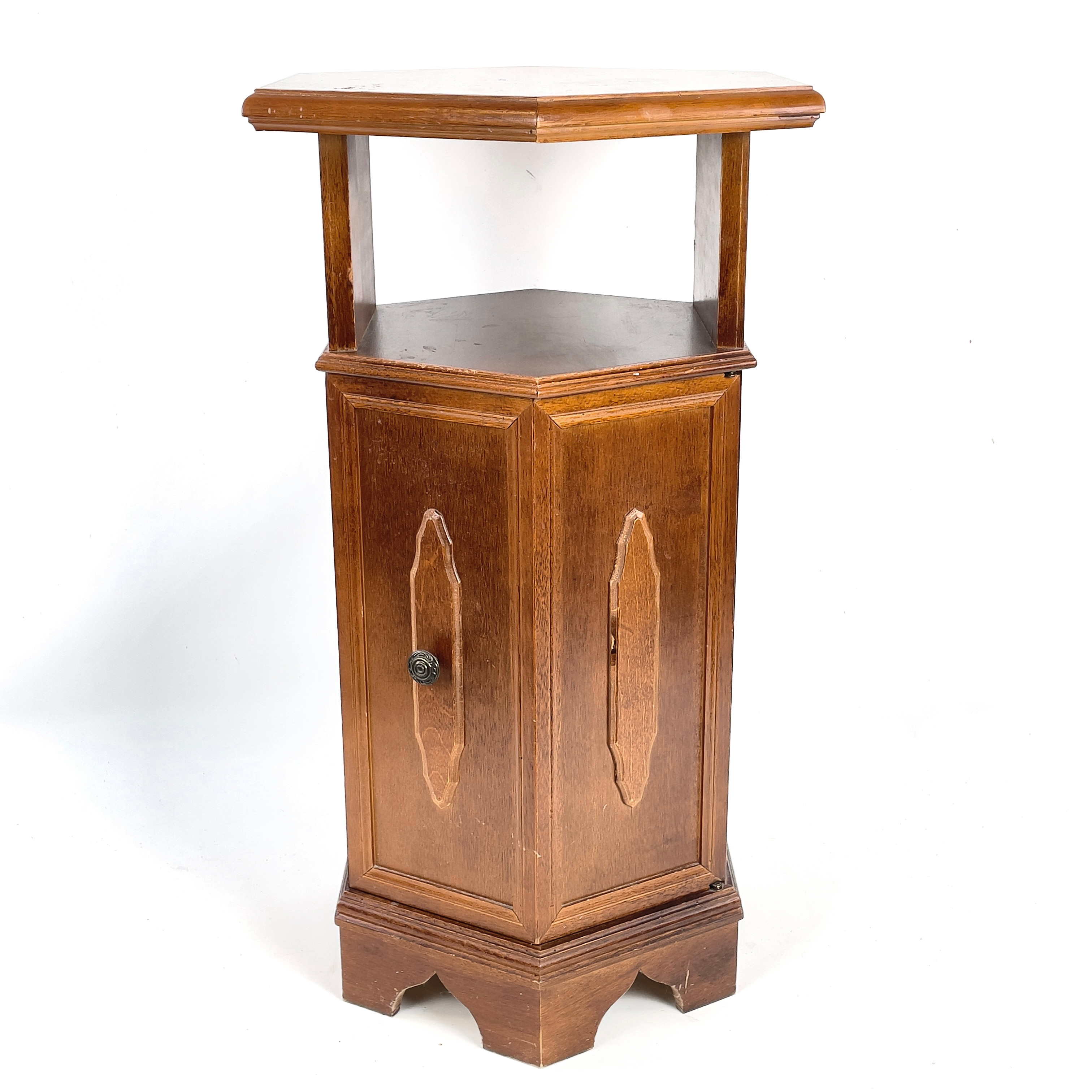 LAMPBORD/SKÅP. Engelsk stil, mahogny, 1900-talets andra hälft.