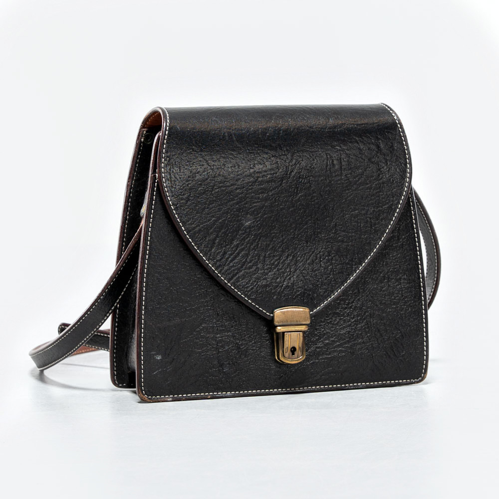 BÖLEBYNS GARVERI. AXELREMSVÄSKA, No. 319, 1900-tal.