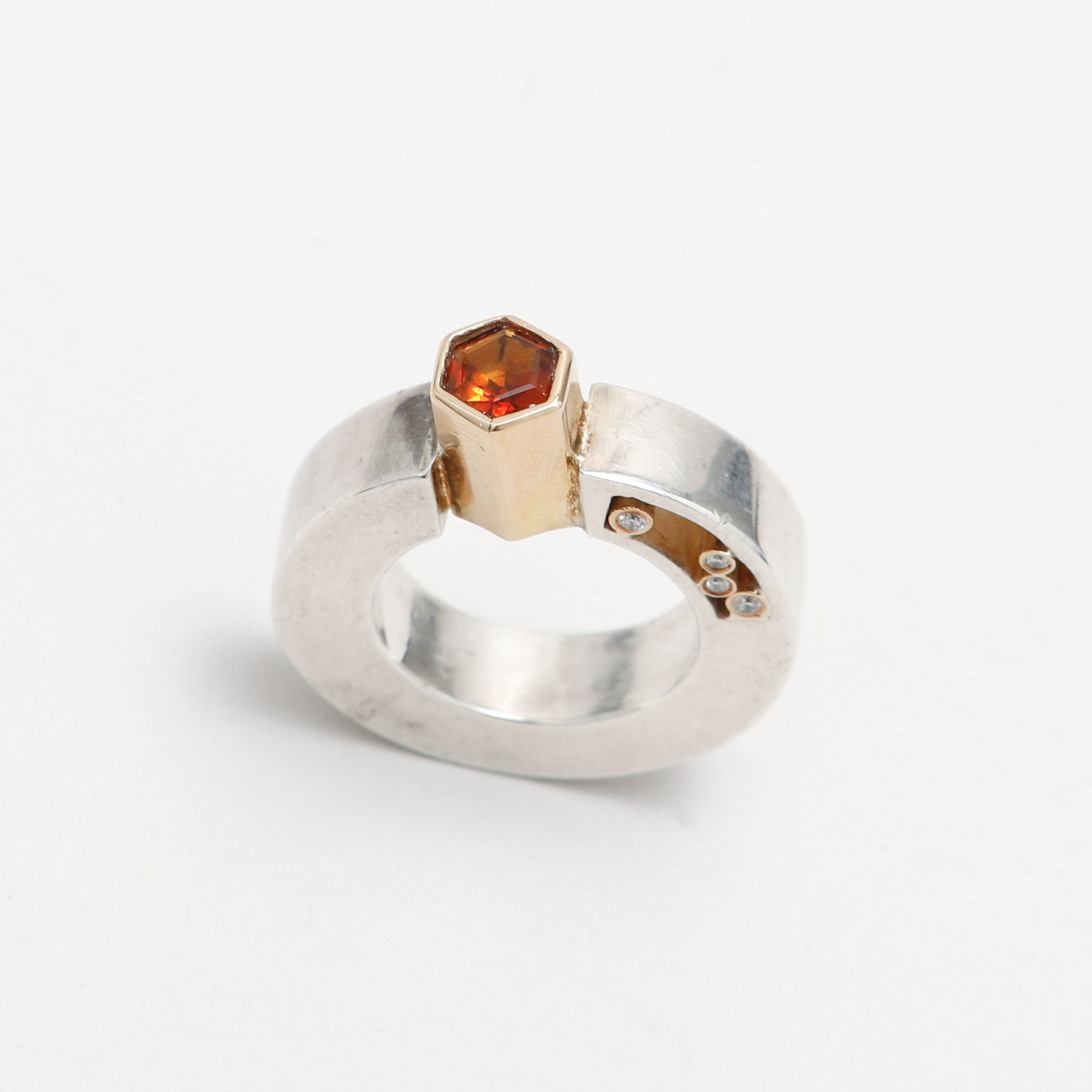 RING, silver samt 18k guld, hessonitgranat och 8 diamanter, ADA, Göteborg, 2011.