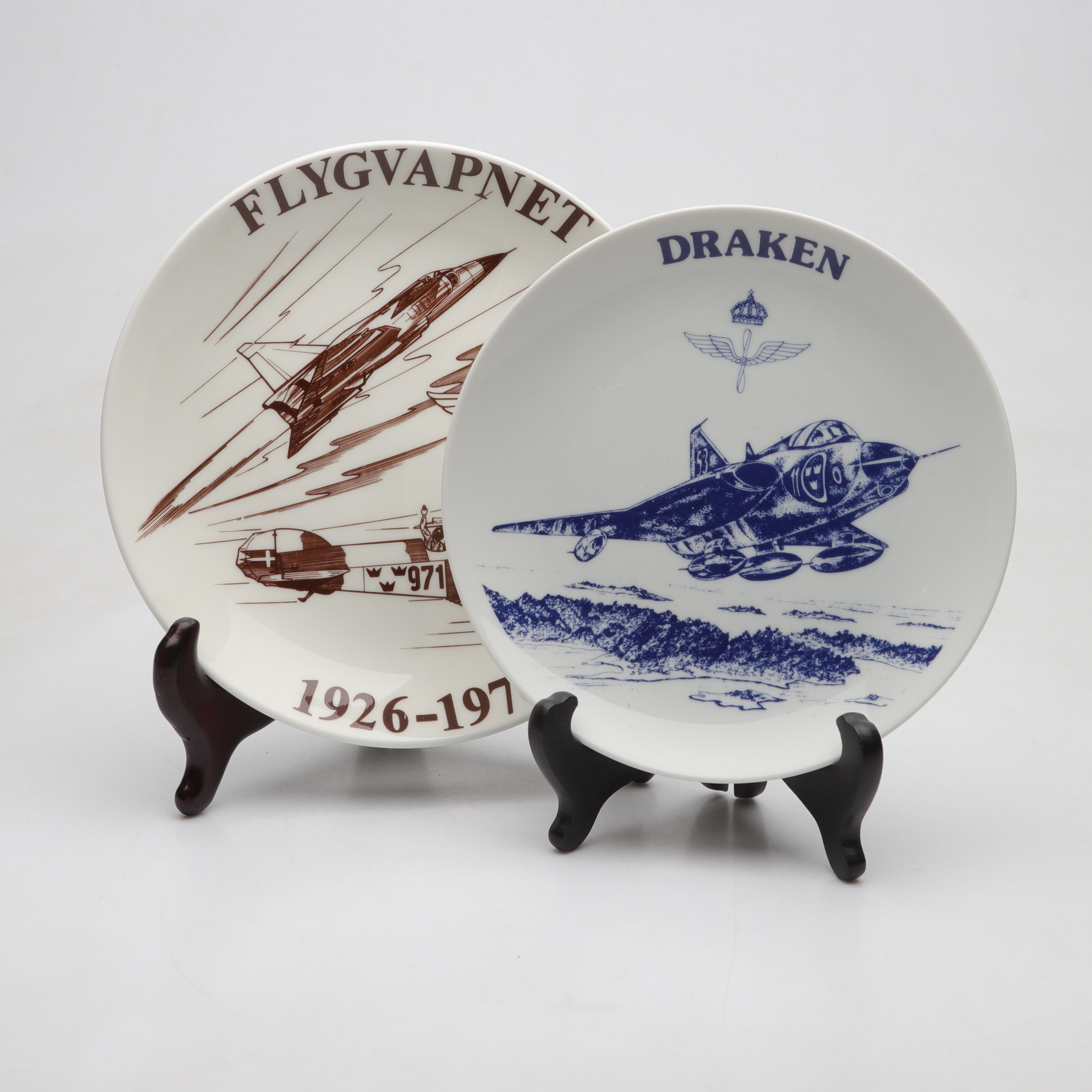 SAMLARTALLRIUKAR, 2 st, porslin, "Draken/Flygvapnet", b.la. Gustavsberg.
