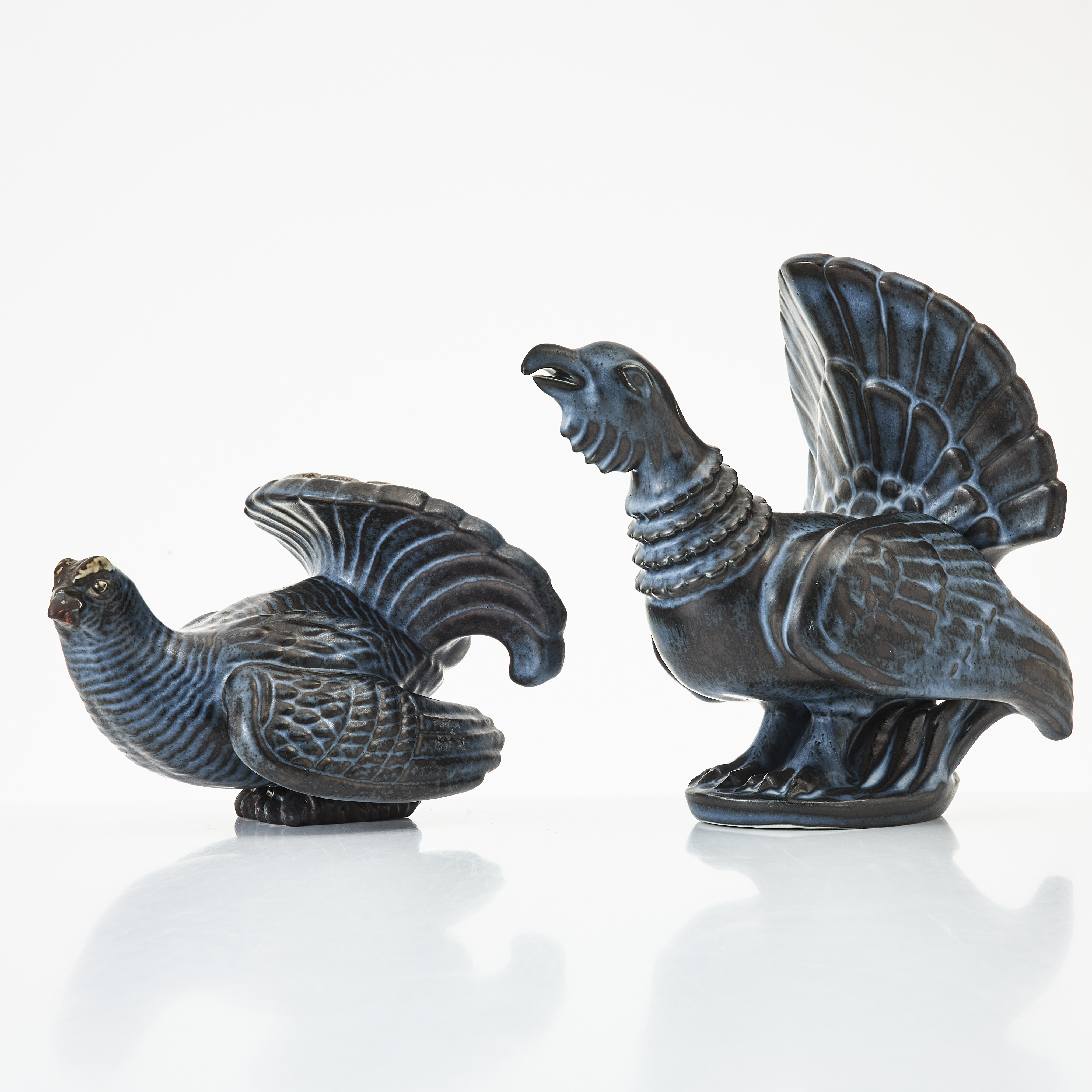 GUNNAR NYLUND. Skulpturer, 2 st., stengods, Rörstrand, i form av tjäder (19/100) och orre.