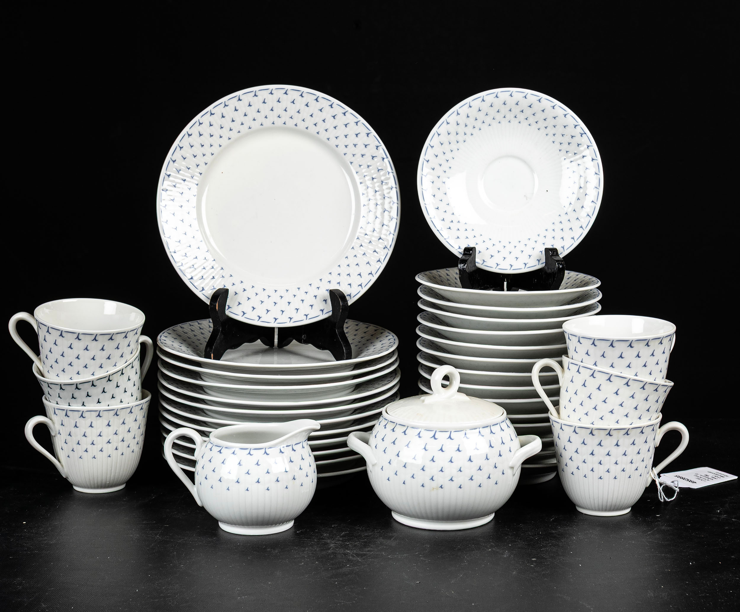 LOUISE ADELBORG. Kaffeservis, 35 delar, "Blå Vinge", fältspatporslin, Rörstrand.