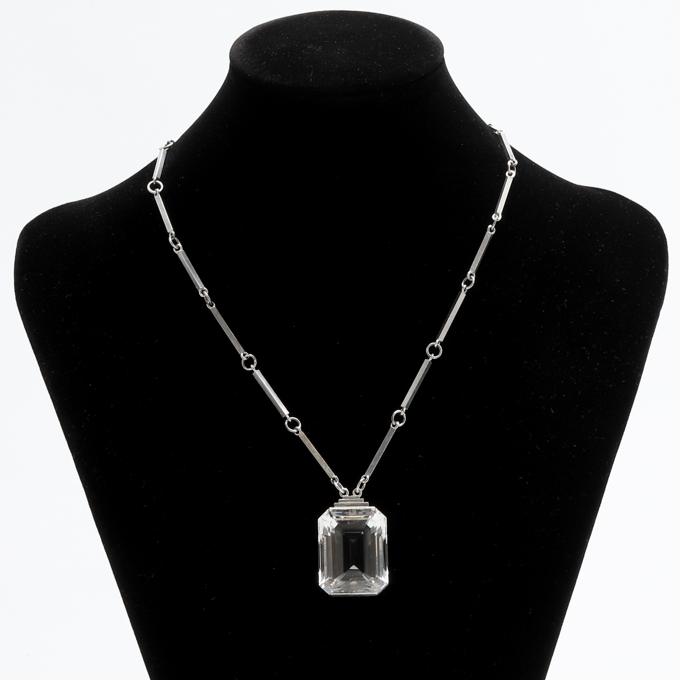 WIWEN NILSSON. COLLIER MED HÄNGSMYCKE, silver, samt bergkristall. Lund 1946.