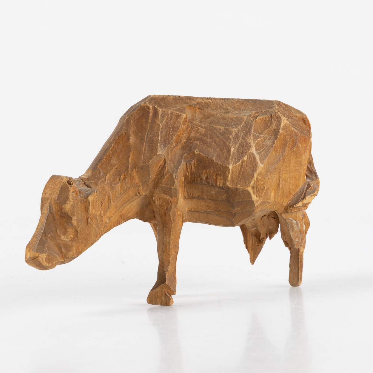 AXEL "DÖDERHULTARN" PETERSSON. Skulptur ko, skuret trä, signerad.