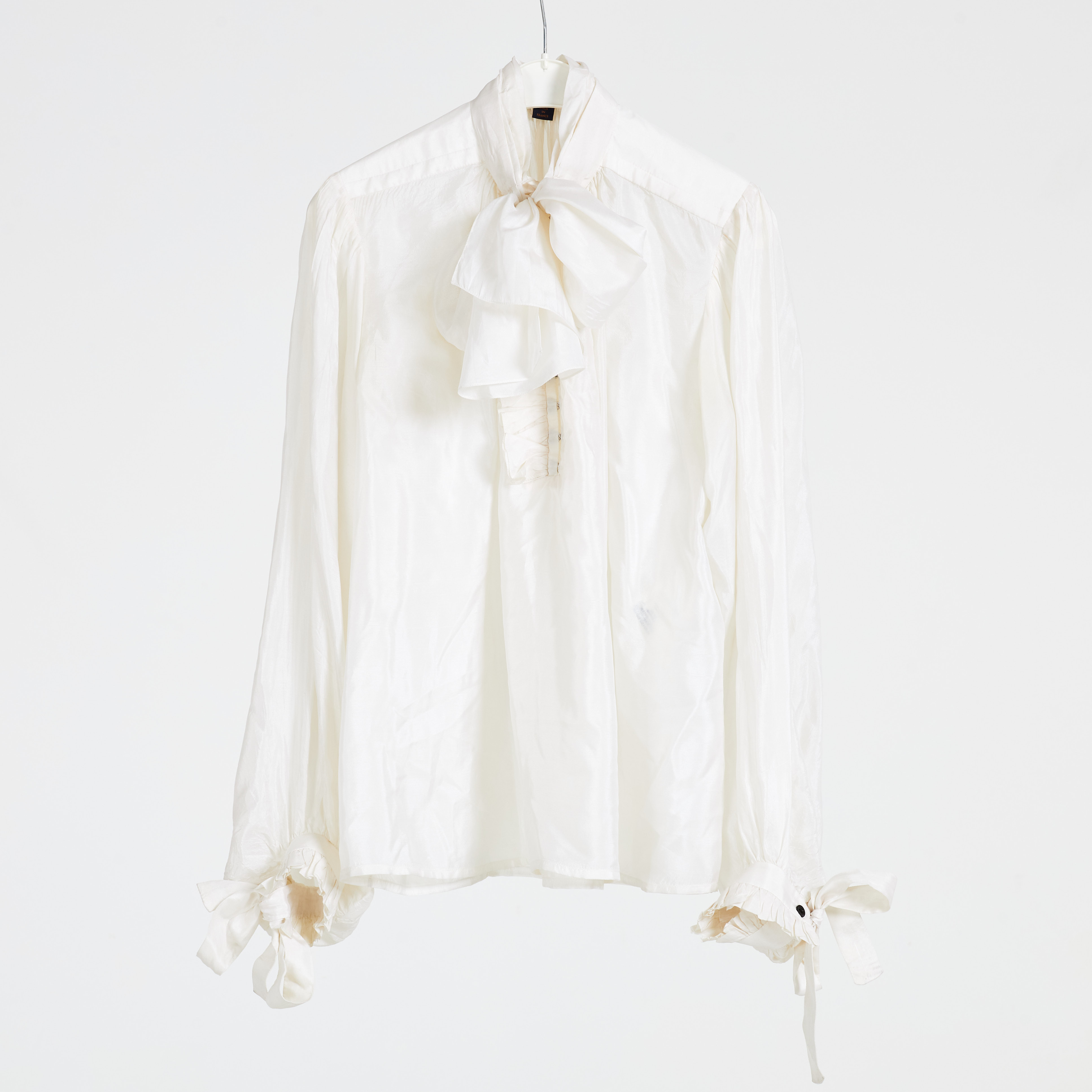 LOUIS VUITTON. Knytblus i 100% tussah silk, krämvit, storlek 40.