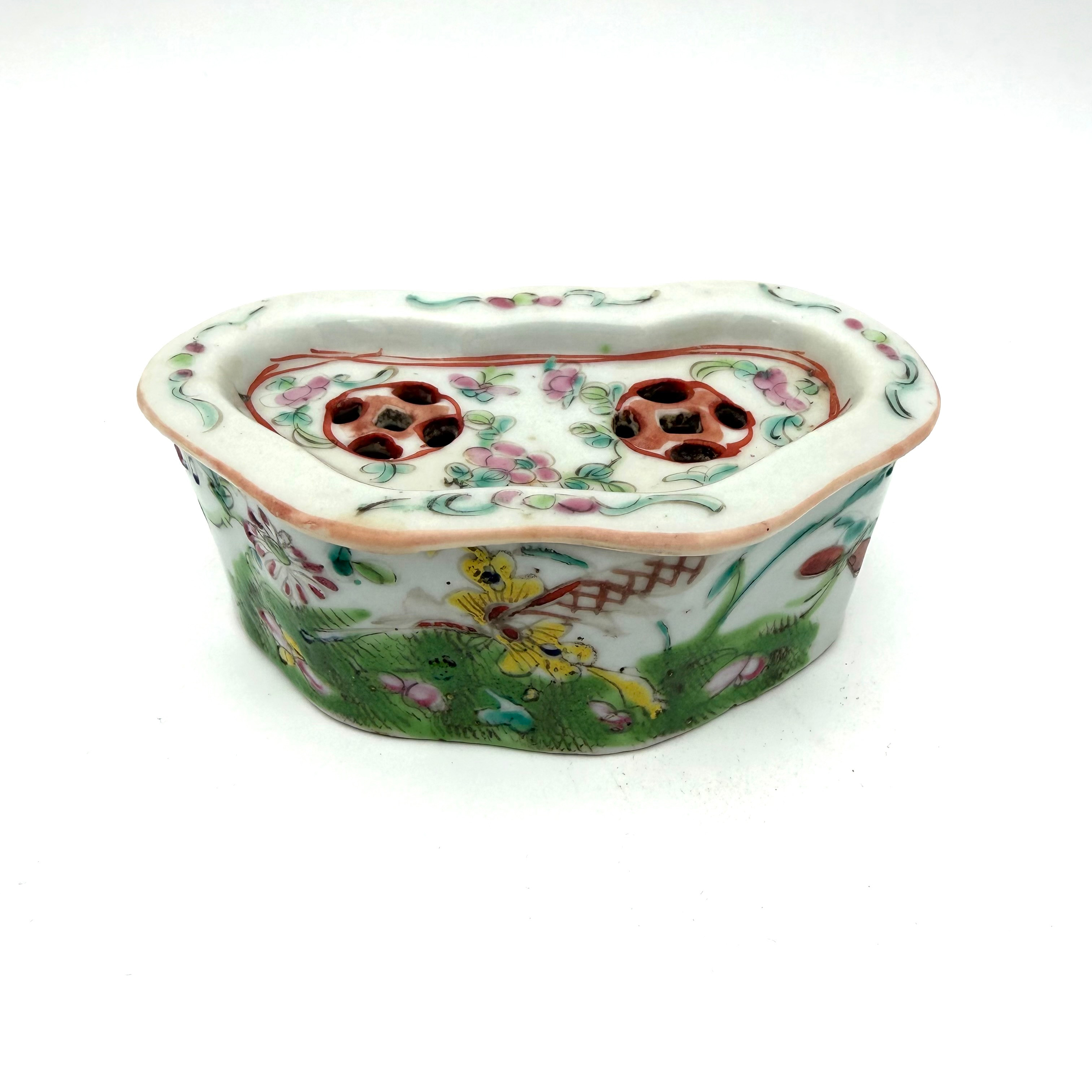 RÖKELSESTÄLL/ RÖKELSEKAR med lock, porslin, Kina, Guangxu (1875-1908), dekor av svalor, blomster och insekter i emaljfärger, järnoxid samt sepia.