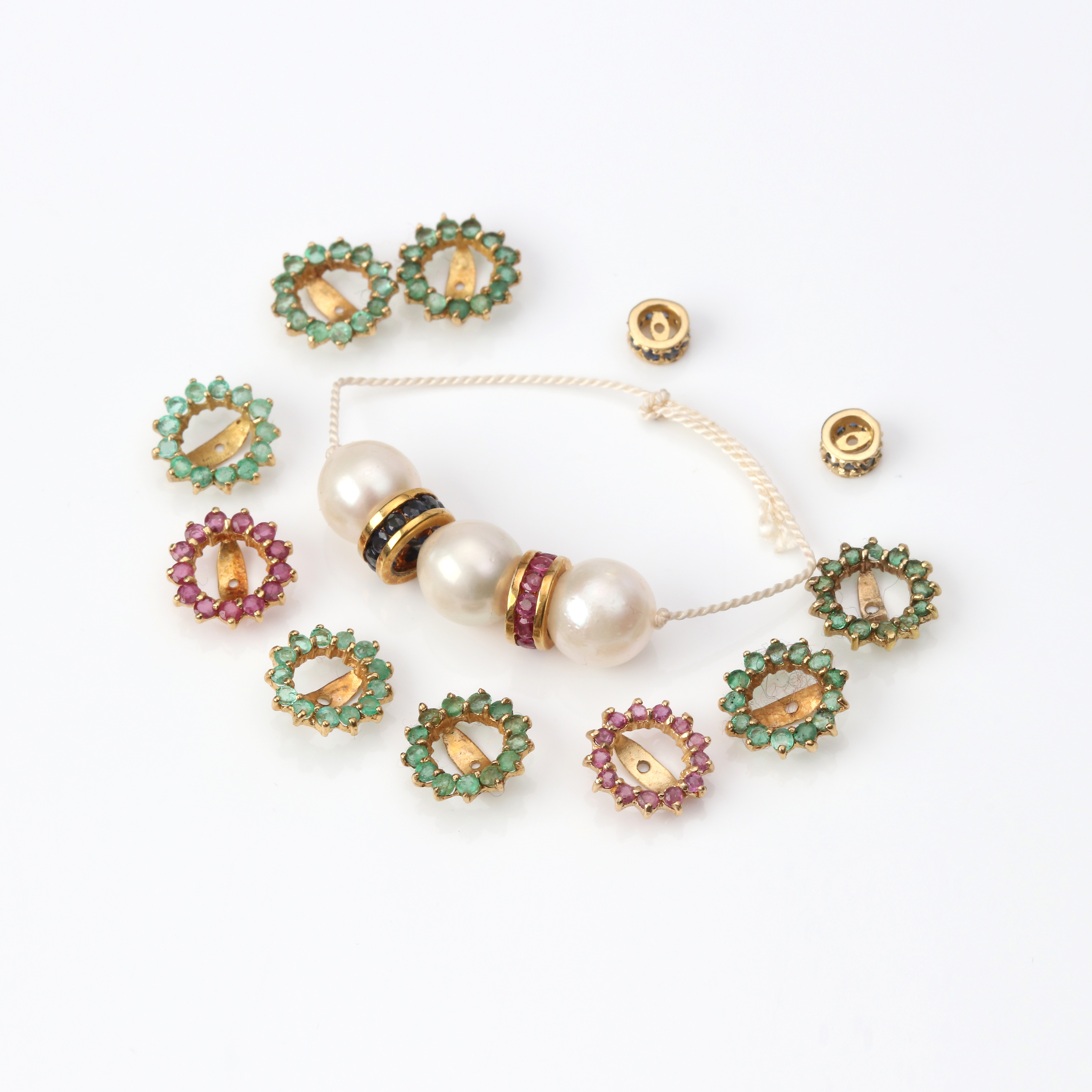 SMYCKEDELAR. 14k och 18k guld med rubiner, safirer och smaragder, totalvikt (exklusive pärl/guldraden) ca 4,3 gram.