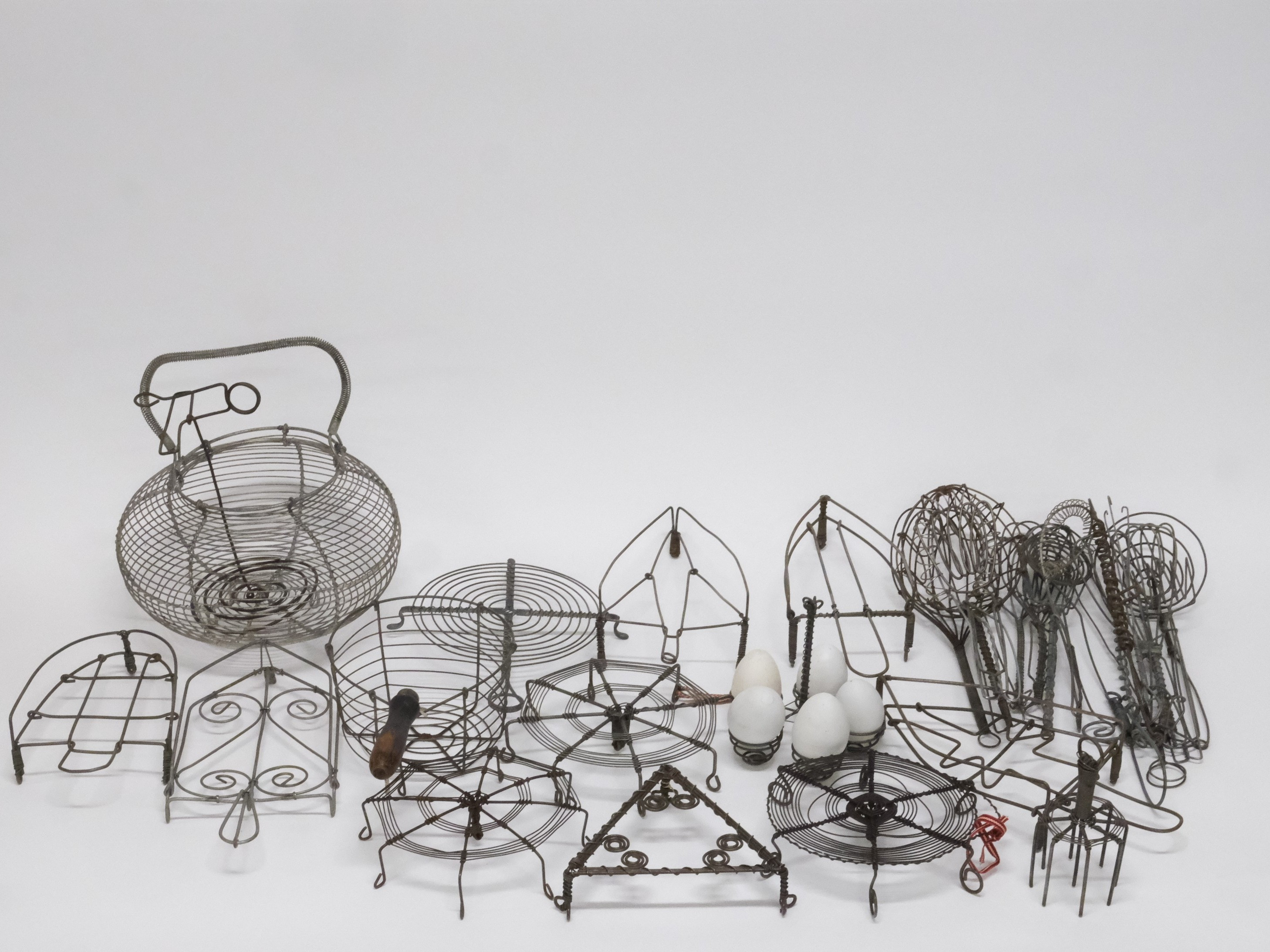 SAMLING KÖKSREDSKAP, METALL, 1900-TAL, CA 33 STYCKEN.