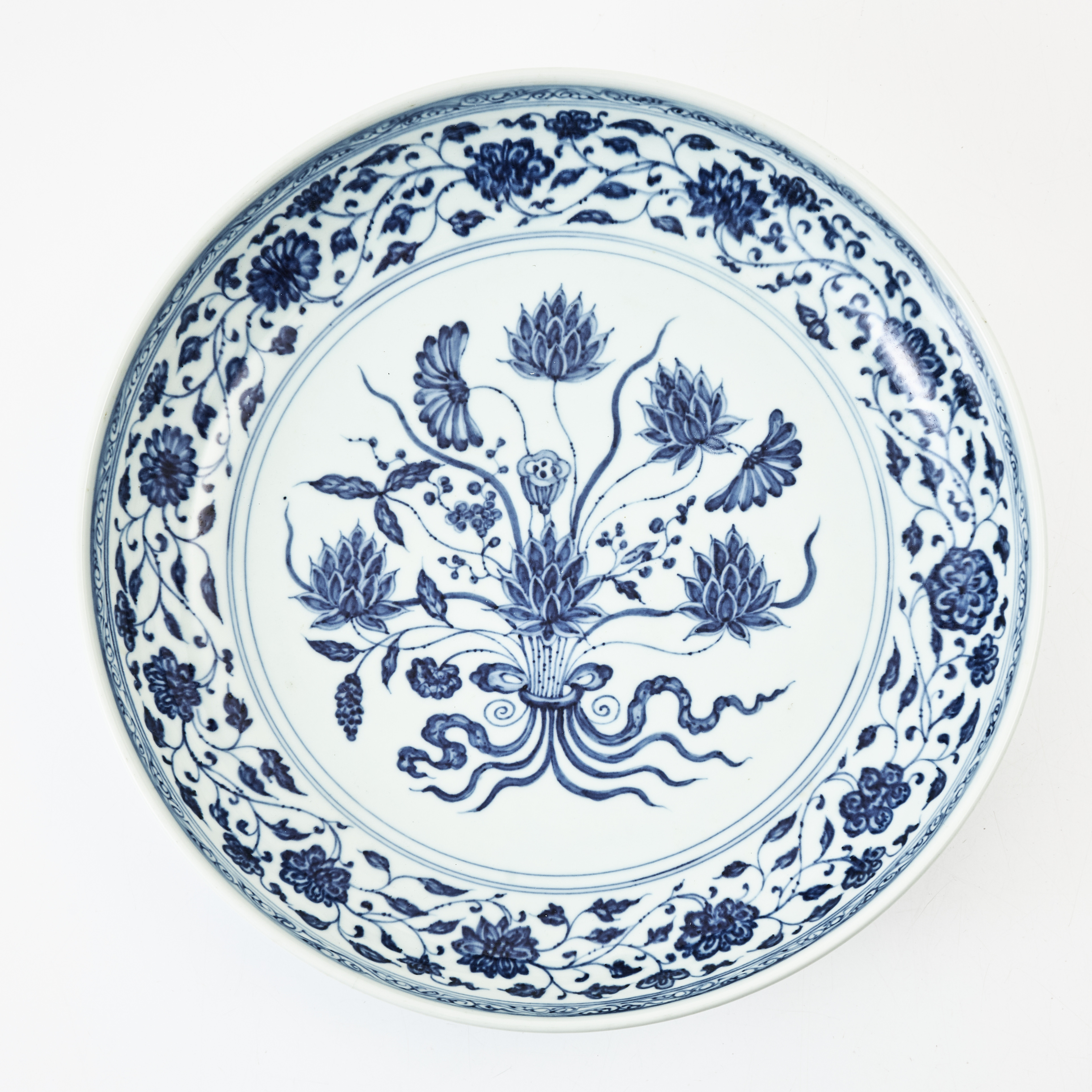 SKÅLFAT, porslin, Kina, 1900-tal, Mingstil, dekor av lotusblommor i underglasyrblått.