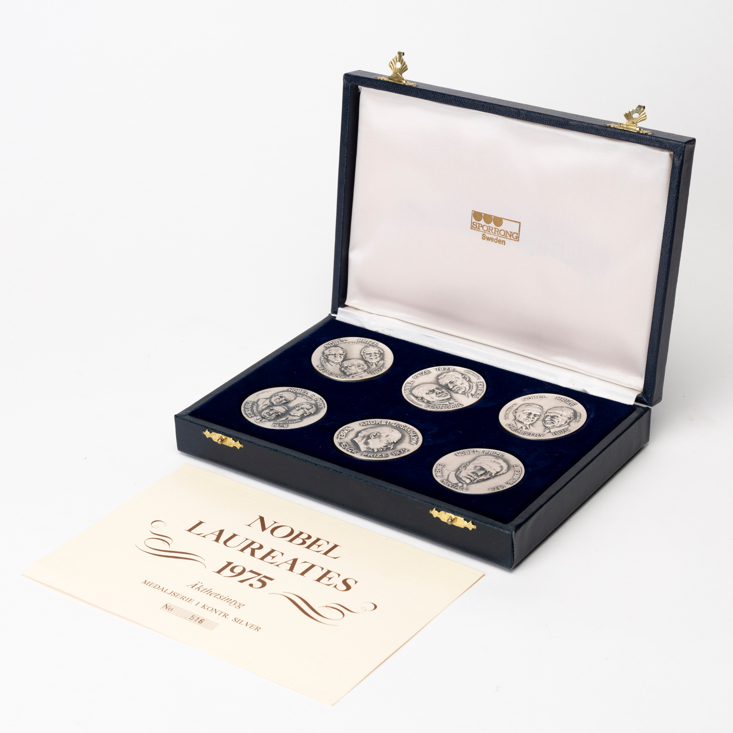 MEDALJER, 6 st, silver "Nobel Laureates 1975". Sporrong, med originaletui och äkthetsintyg, Stockholm, 1975.