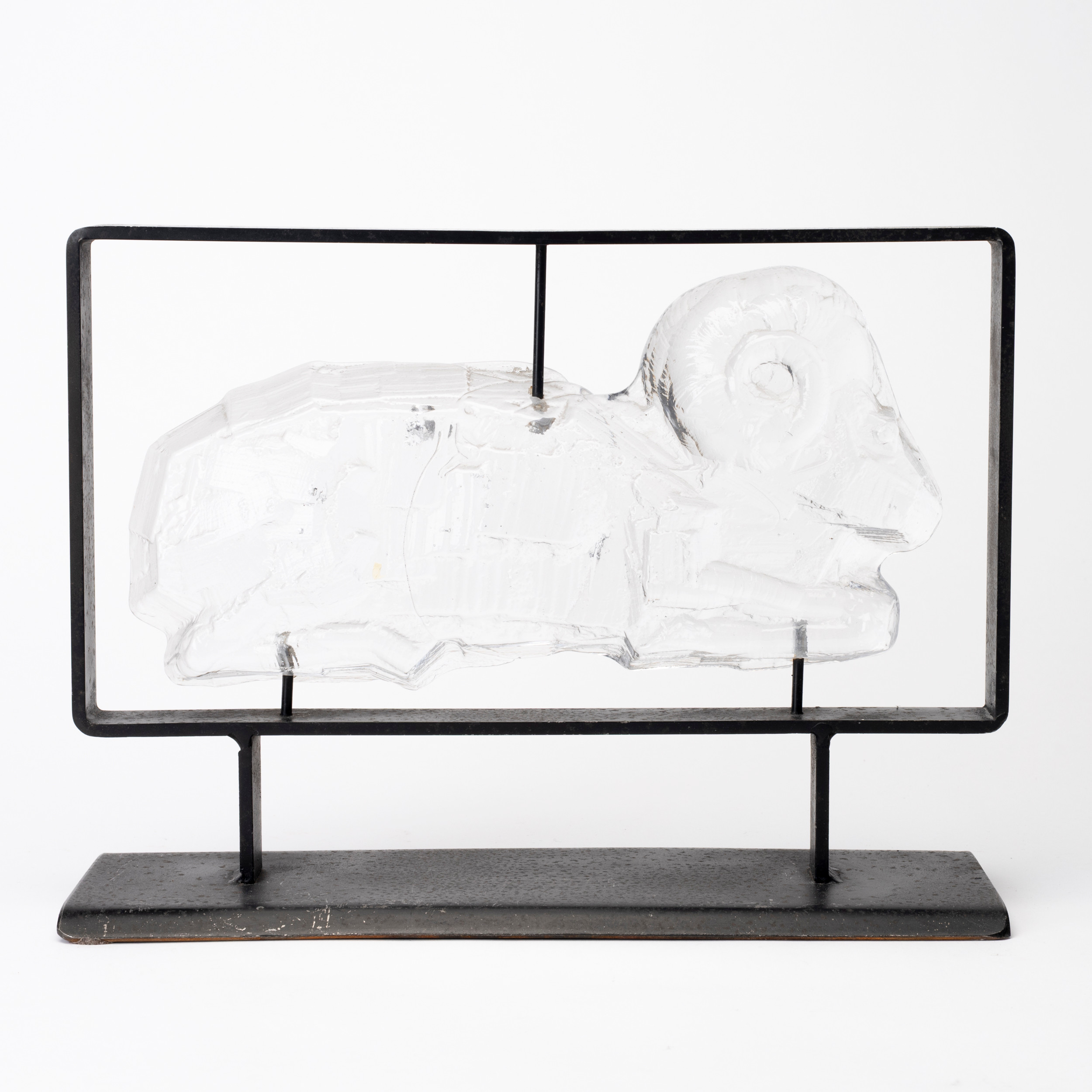 ERIK HÖGLUND. Skulptur, glas, i järnstativ, i form av liggande stenbock, 1900-talets andra hälft.