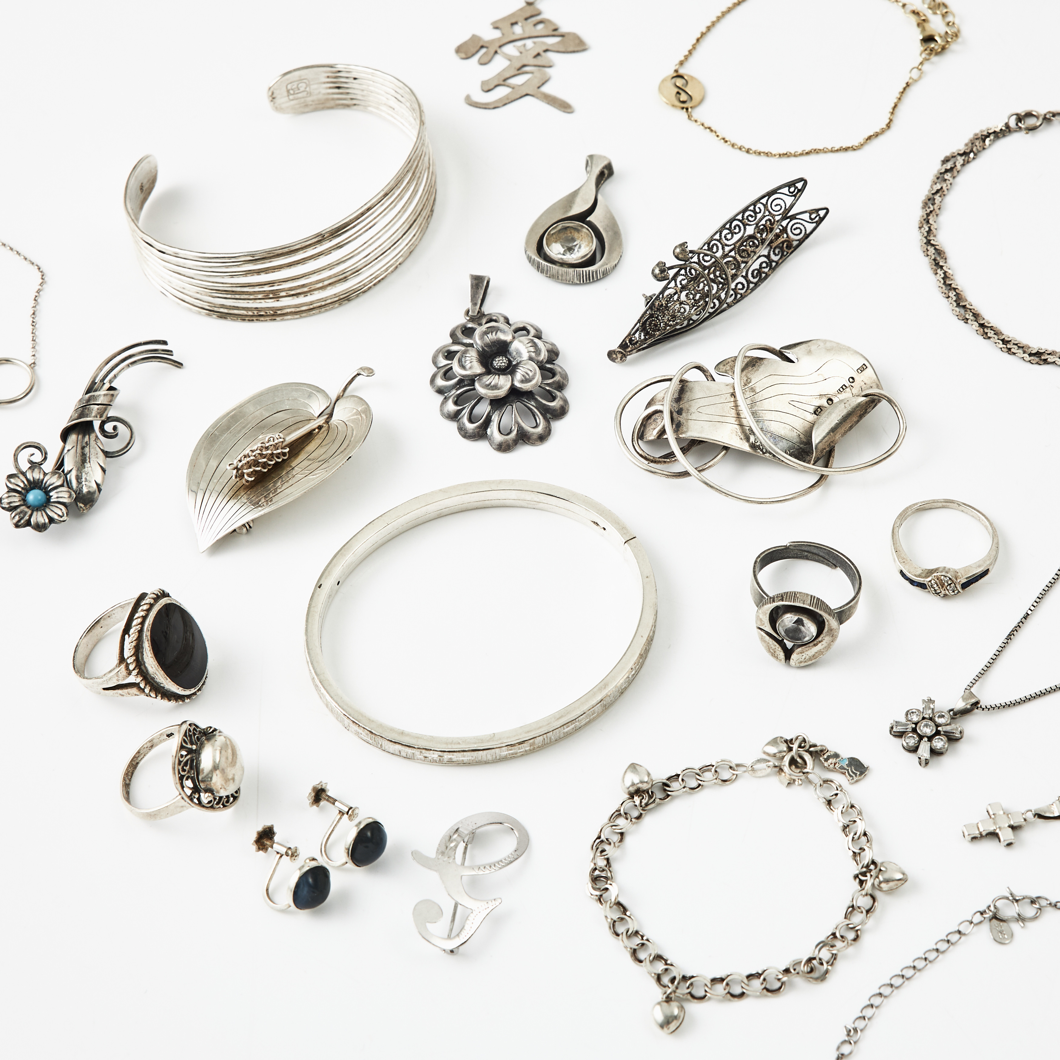 ARMRINGAR, 2 st., RINGAR, 4 st., varav en med öppningsbar gömma, BROSCHER, 5 st., ARMBAND, 5 st., ÖRHÄNGEN, 1 par, HÄNGEN, 5 st., silver/sterlingsilver.