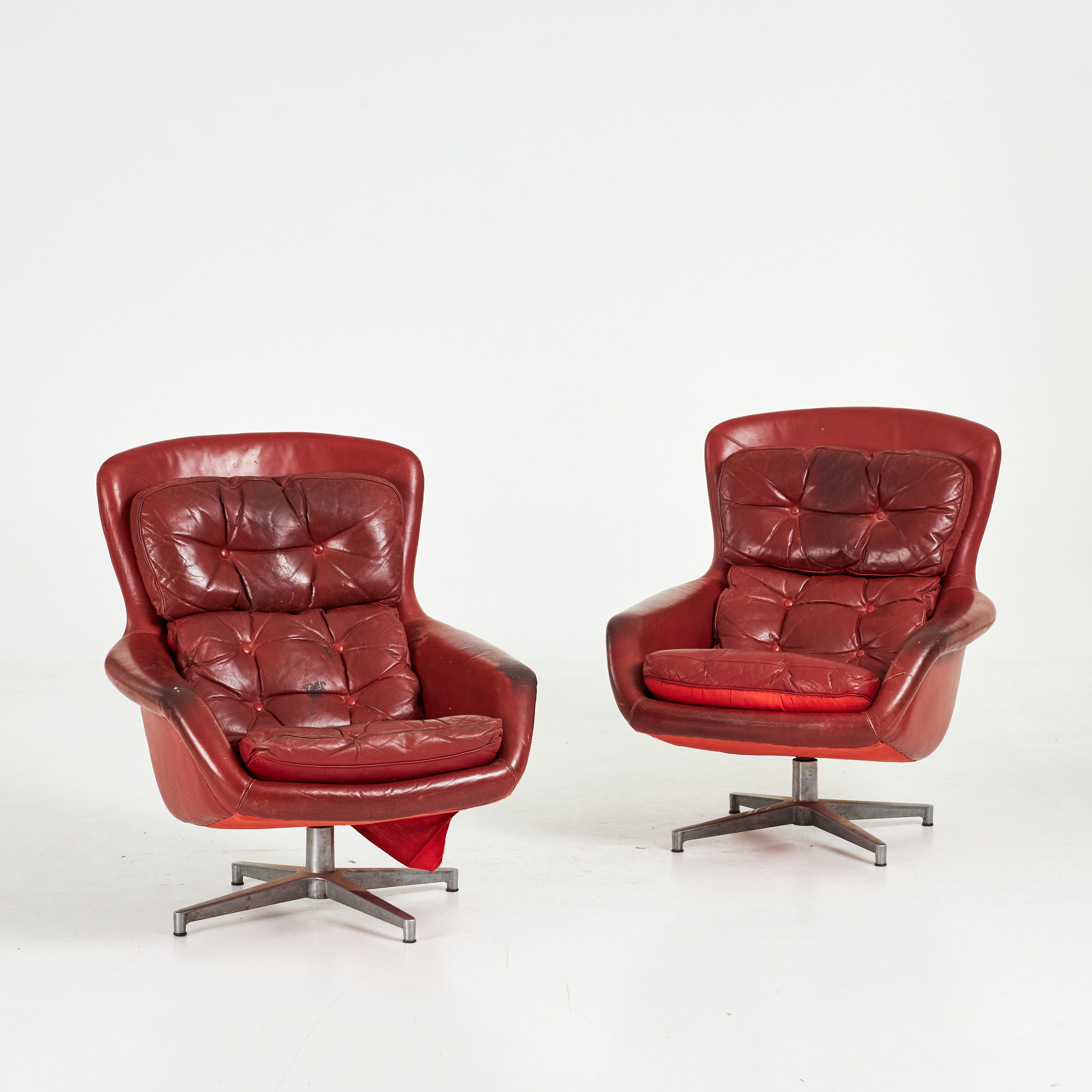 ALF SVENSSON. FÅTÖLJER, 1-par, "Form 7", 1970-tal, Dux, lösa sittplymåer, snurrbara, spår från etikett.