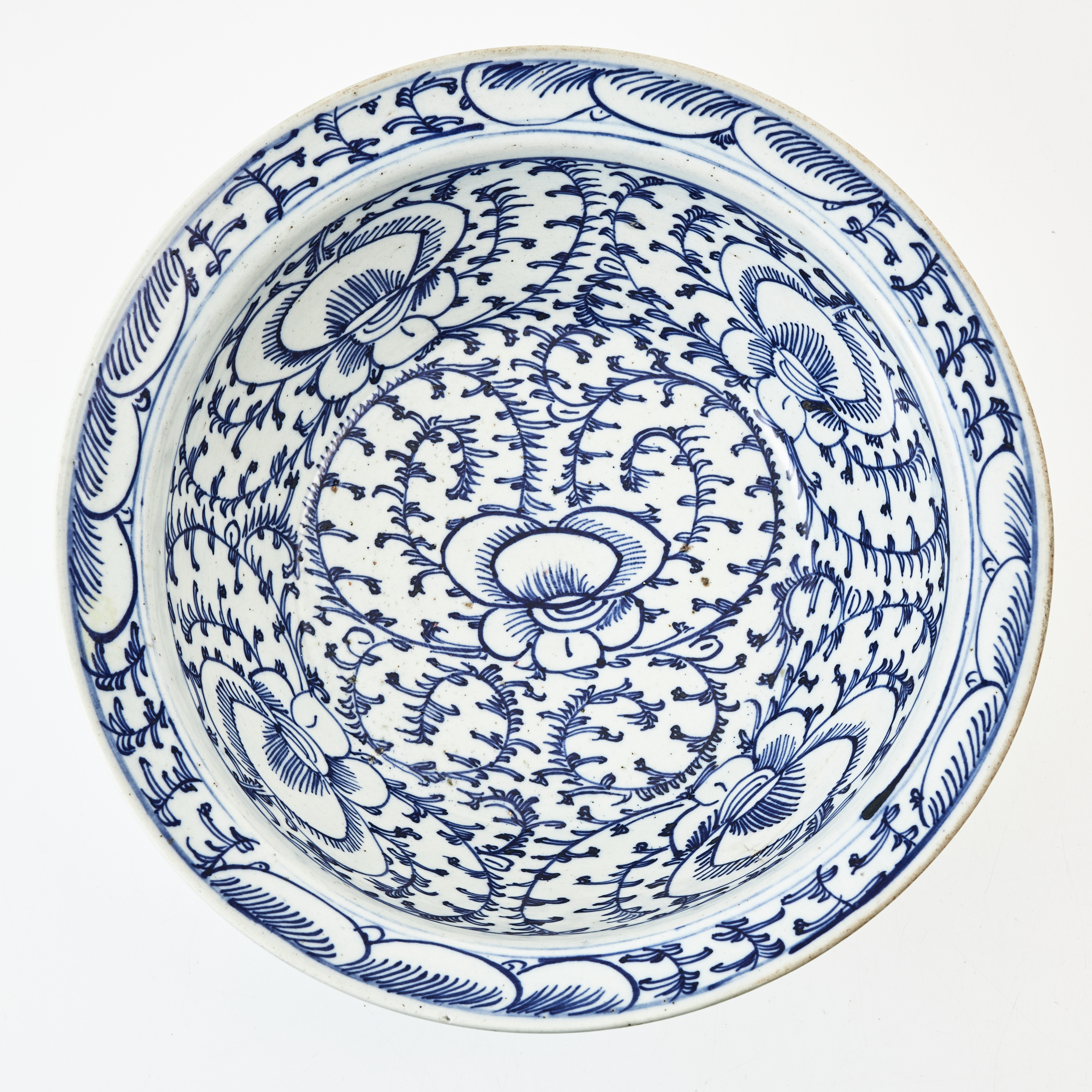 TVÄTTFAT, porslin, Kina, 1800-talets andra hälft, dekor av pion- och växtslingor i underglasyrblått.