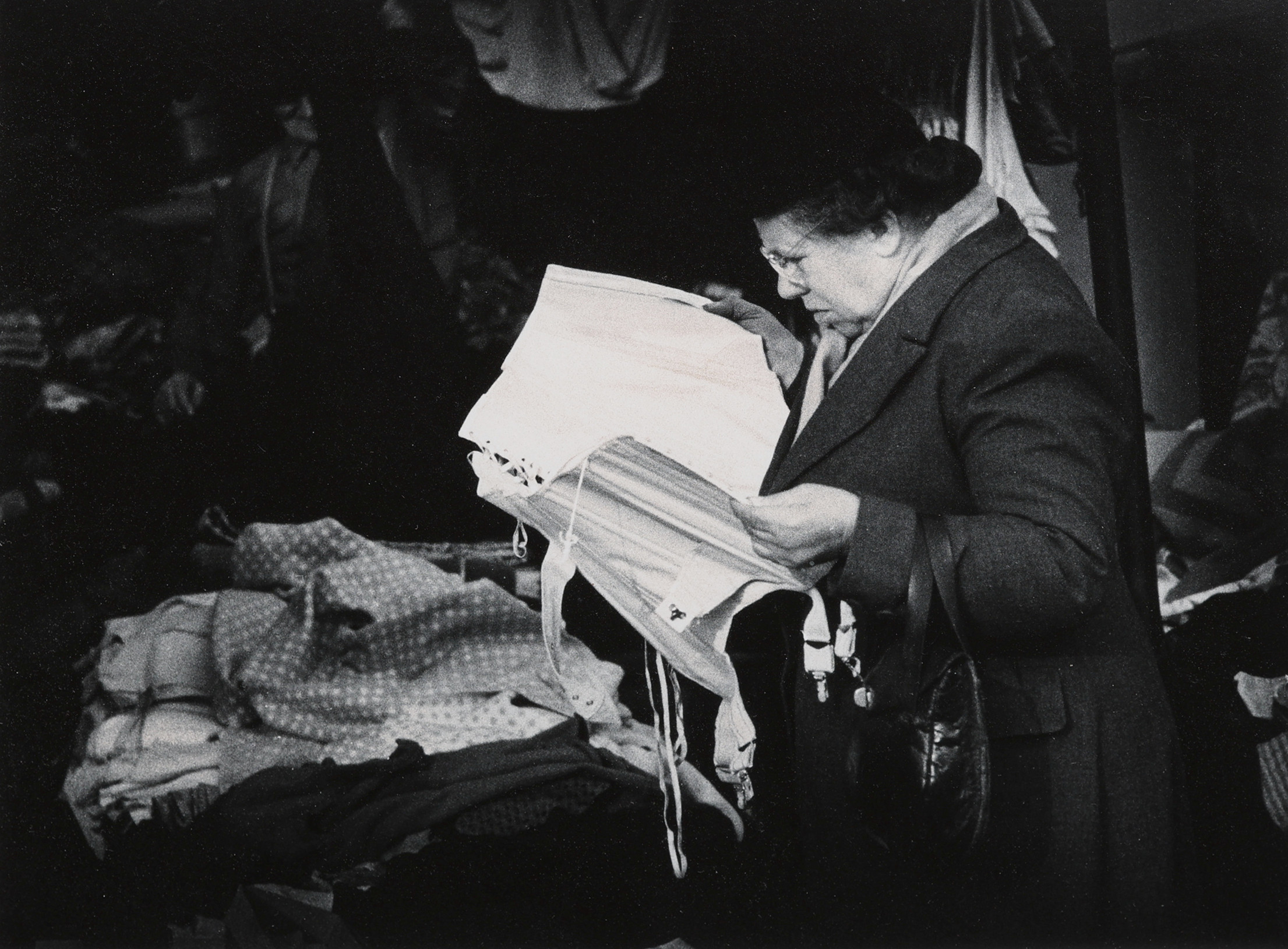 CHRISTER STRÖMHOLM. SILVERGELATINKOPIA, "CLIGNANCOURT, PARIS 1949", OSIGNERAD, MEN MED ÄKTHETSINTYG.