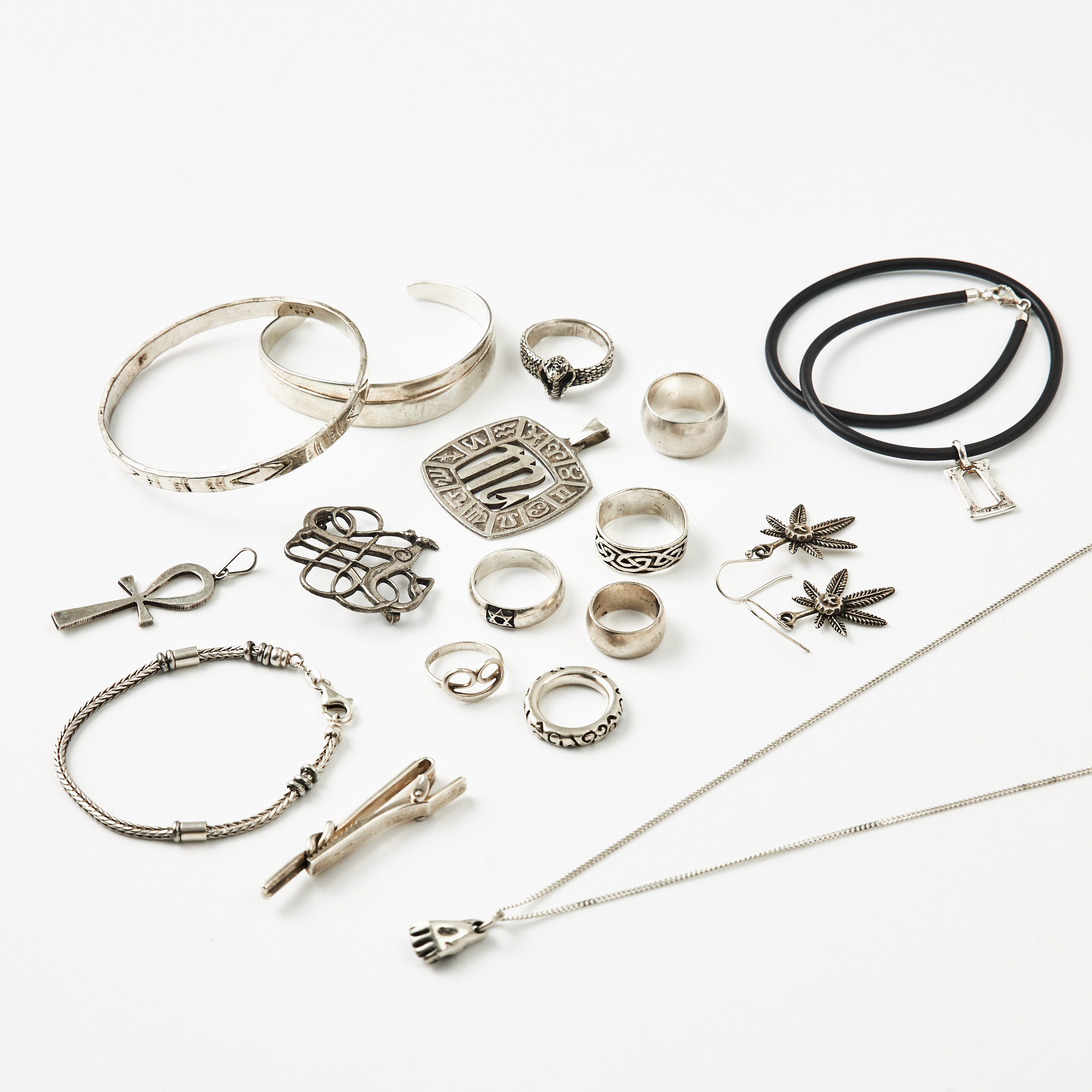 ARMRINGAR, 2 st., RINGAR, 7 st., en med fornnordisk dekor, ÖRHÄNGEN, 1 par, SLIPSKLÄMMA, HÄNGEN, 3 st., bl a ankh-tecknet, ARMBAND, 2 st., ett med band av gummi, KEDJA, BROSCH, silver/sterlingsilver.