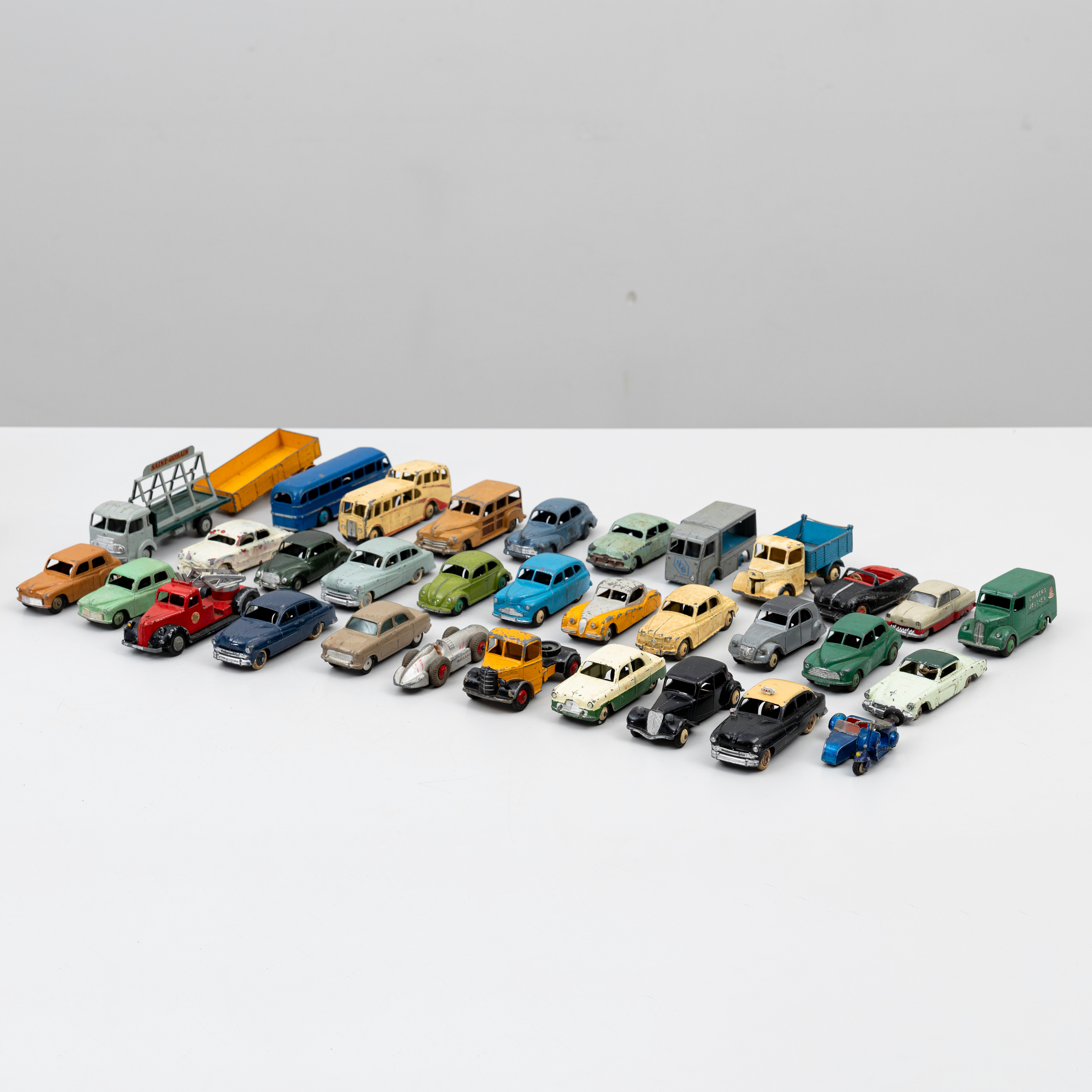 LEKSAKSBILAR, ca 30 st, blandade modeller och tillverkare, mestadels Dinky Toys, 1900-tal.