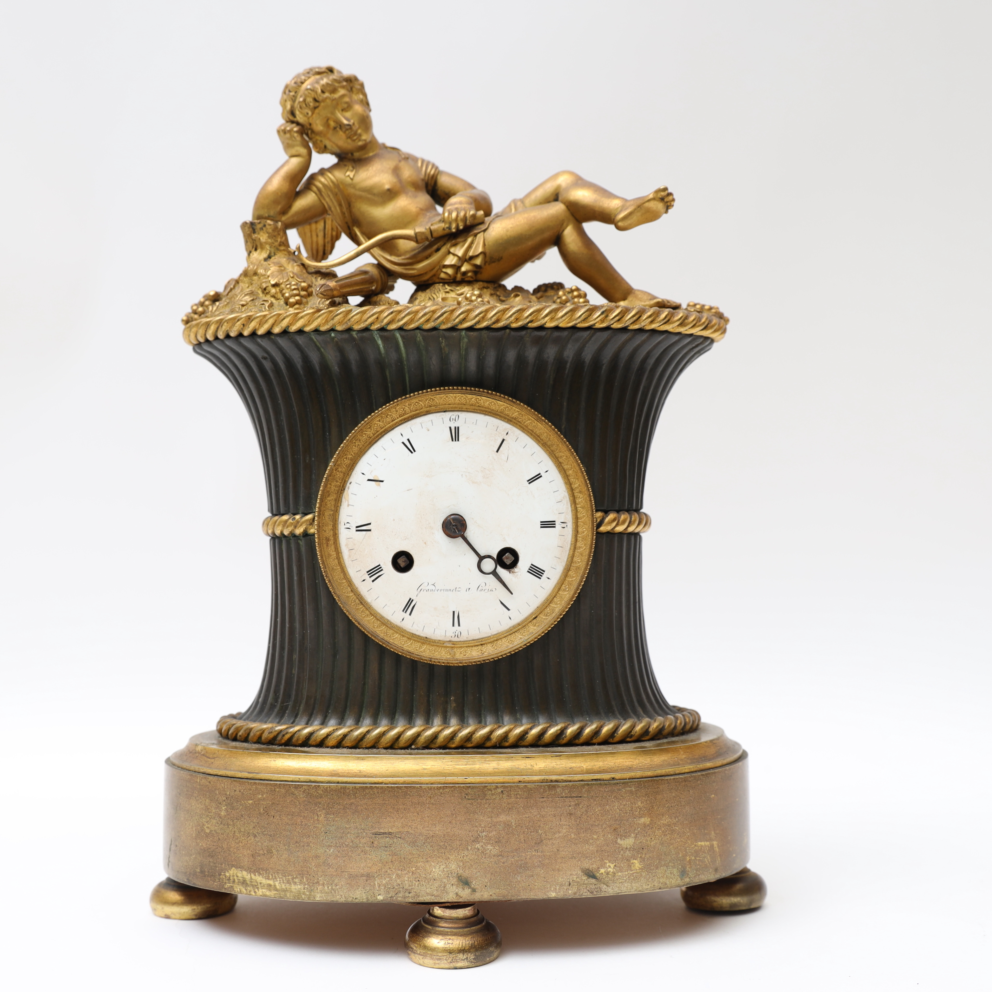 BORDSPENDYL, Empire, 1800-talets början, brännförgylld och patinerad brons.