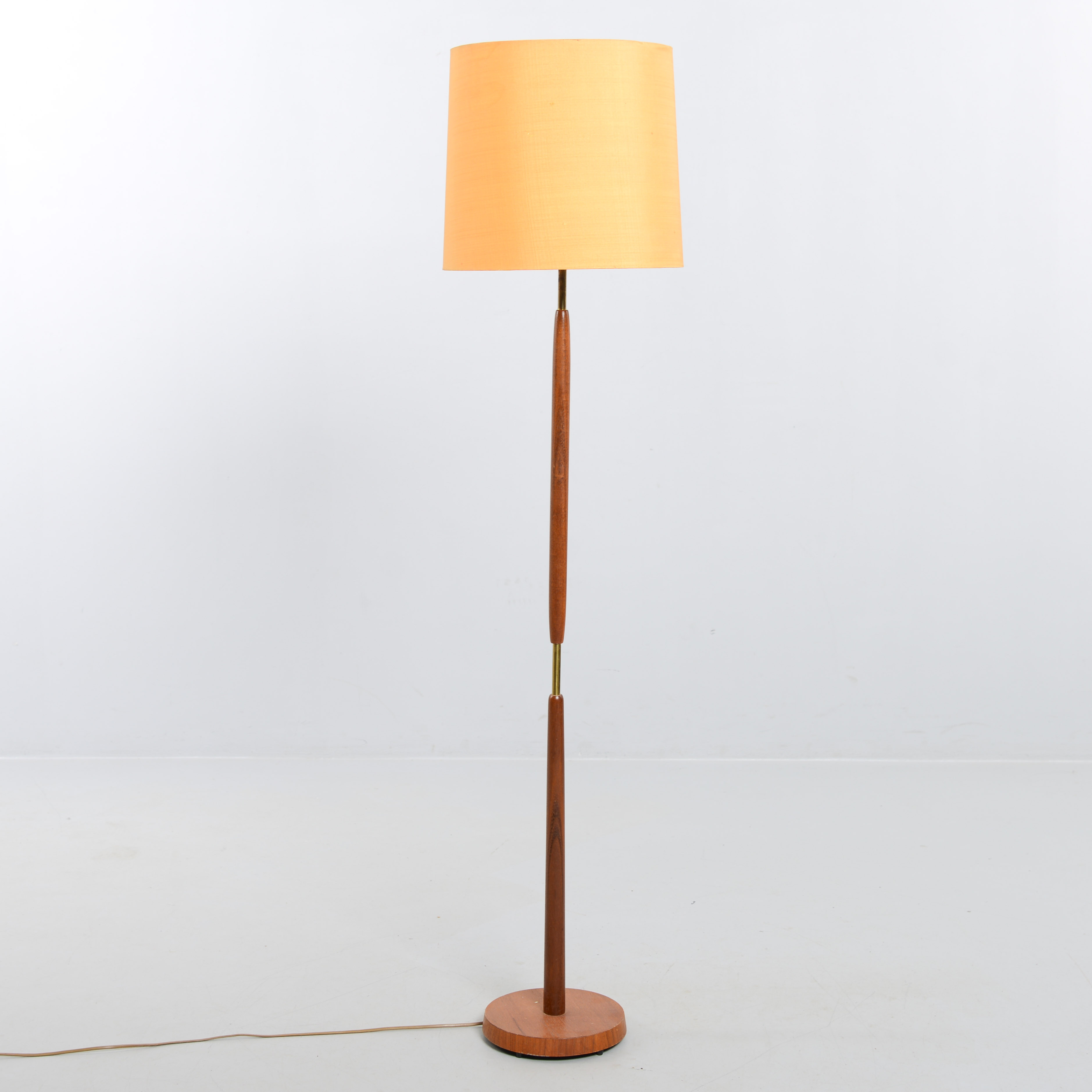 GOLVLAMPA, mässing & teak, Nybro Armaturfabrik NAF.