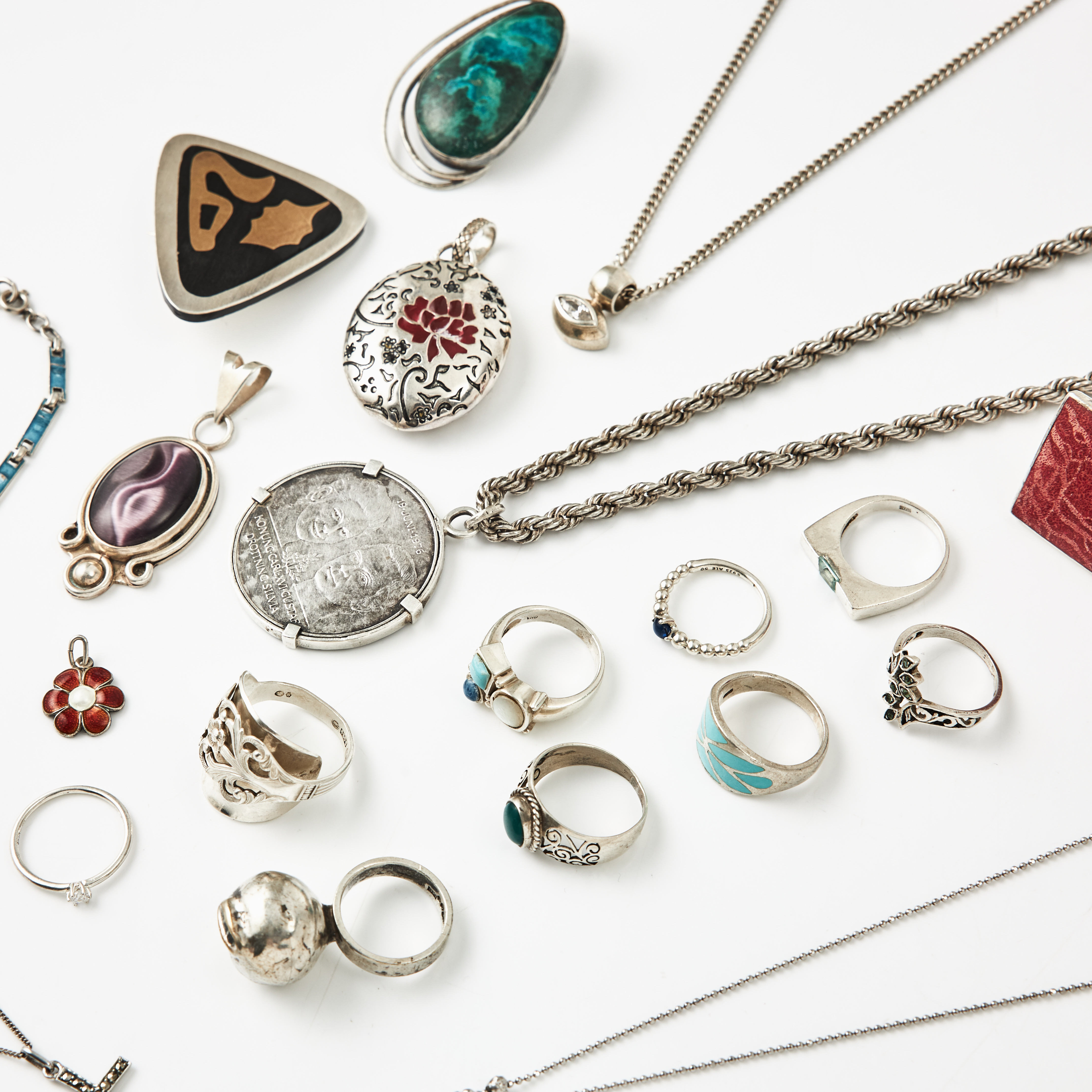 HALSKEDJOR, 4 st., varav en cordellänk med minnesmynt 50 kr, kung Gustaf XVI samt drottning Silvias bröllop, HÄNGEN, 6 st., ARMBAND, BROSCHER, 2 st., RINGAR, 11 st., silver/sterlingsilver.