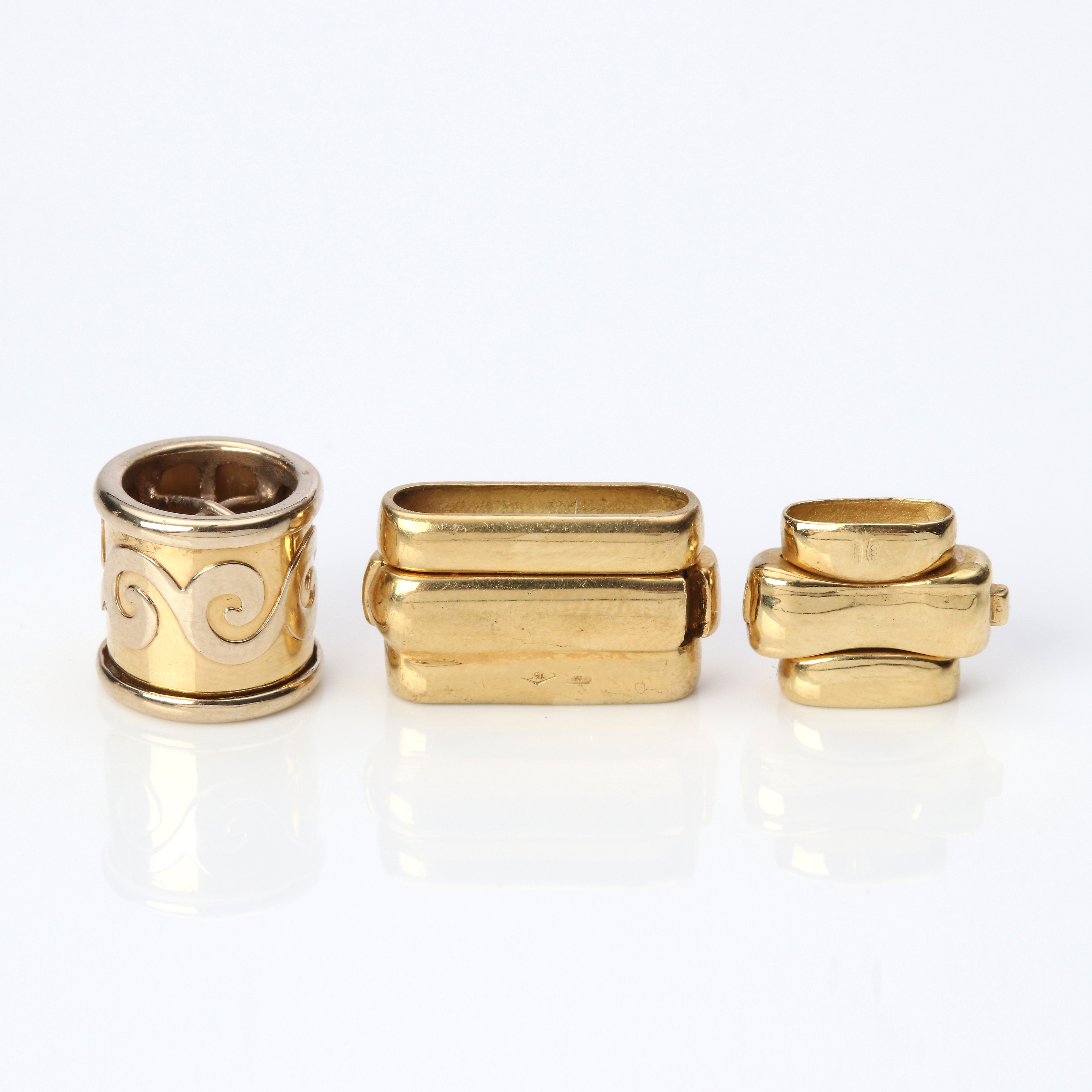 COLLIERLÅS, TRE ST. 18k guld, totalvikt ca 15,4 gram.