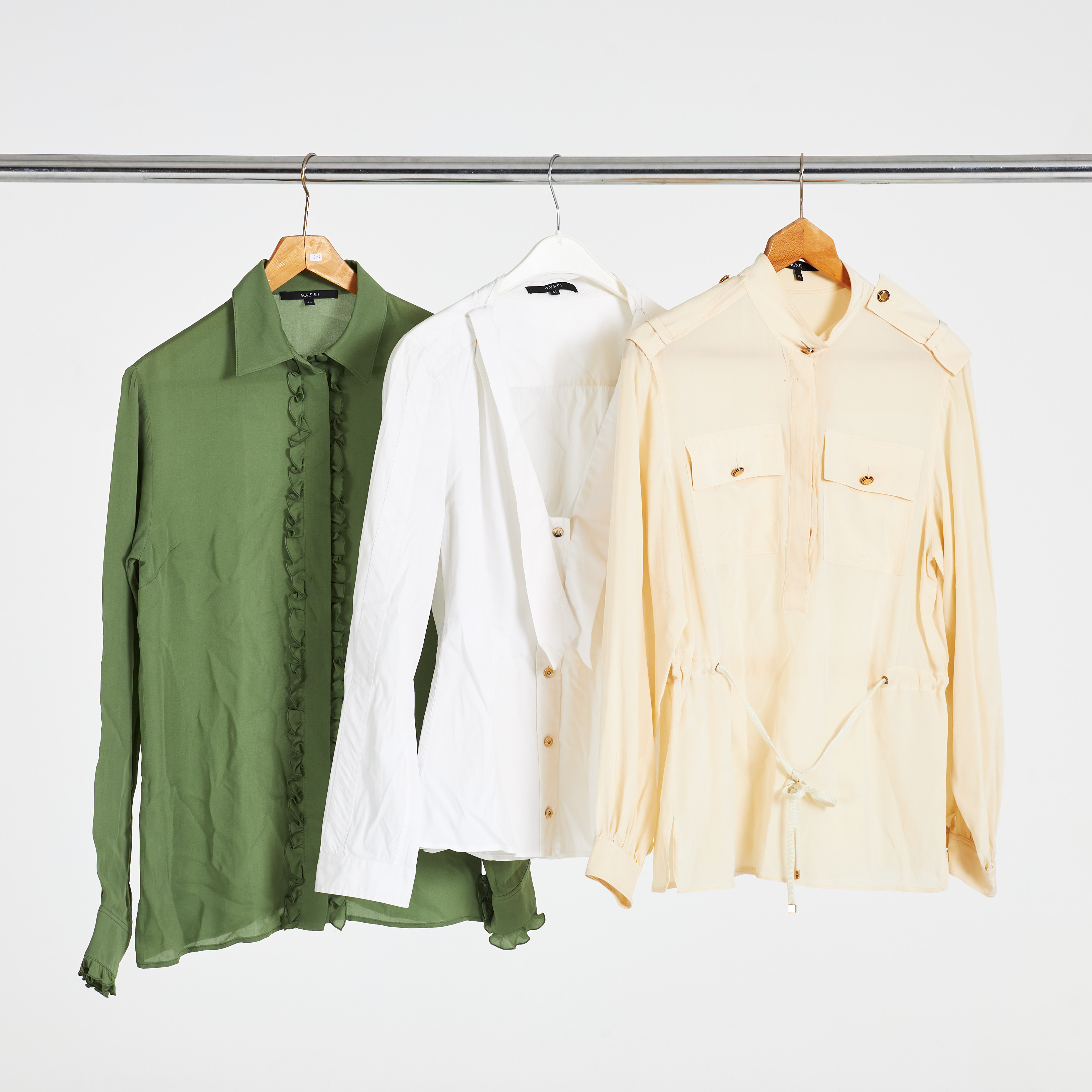 GUCCI. 3st blusar, silke och bomull, märkta storlek 44.