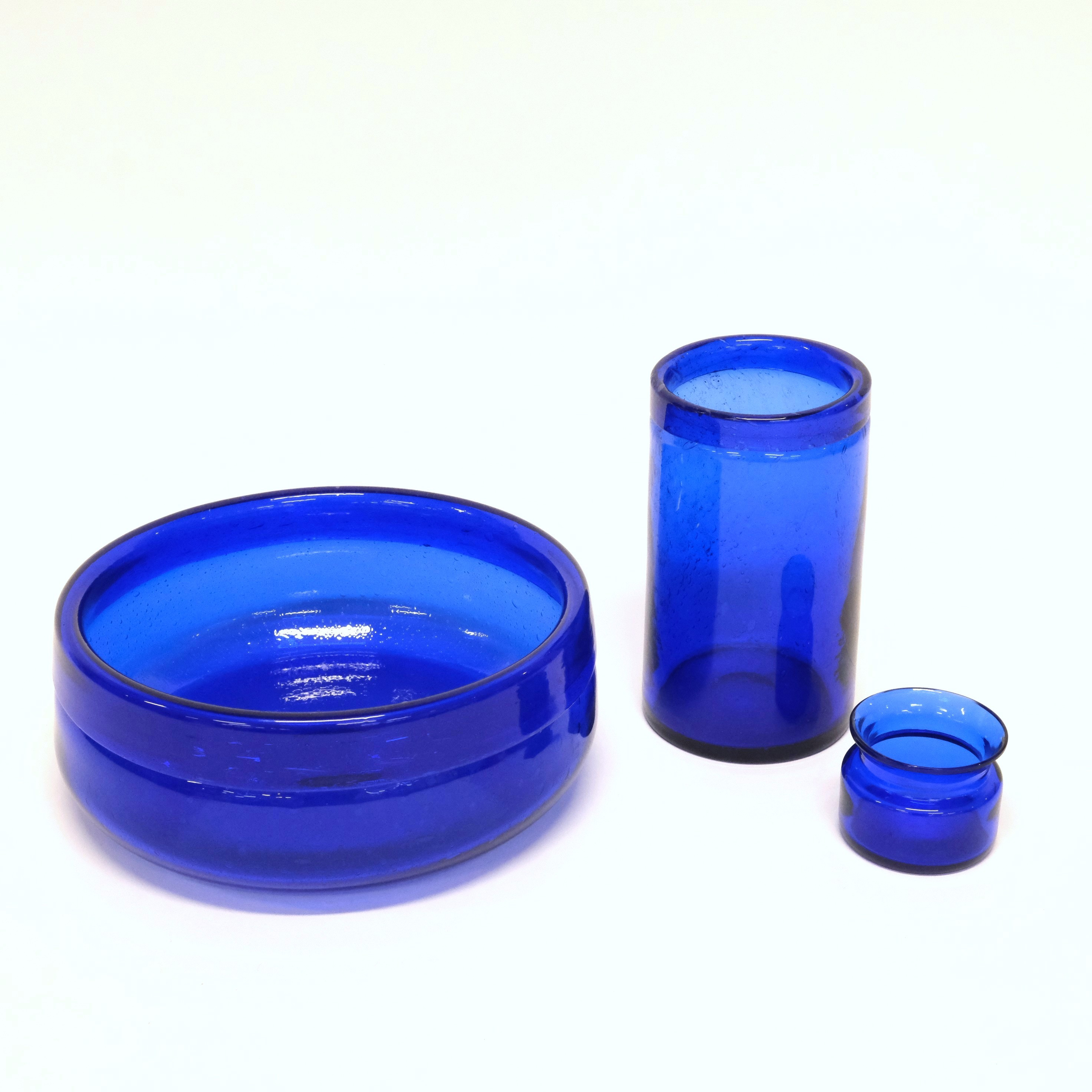 ERIK HÖGLUND. GLASFÖREMÅL, BODA, SIGNERAD, TRE DELAR.