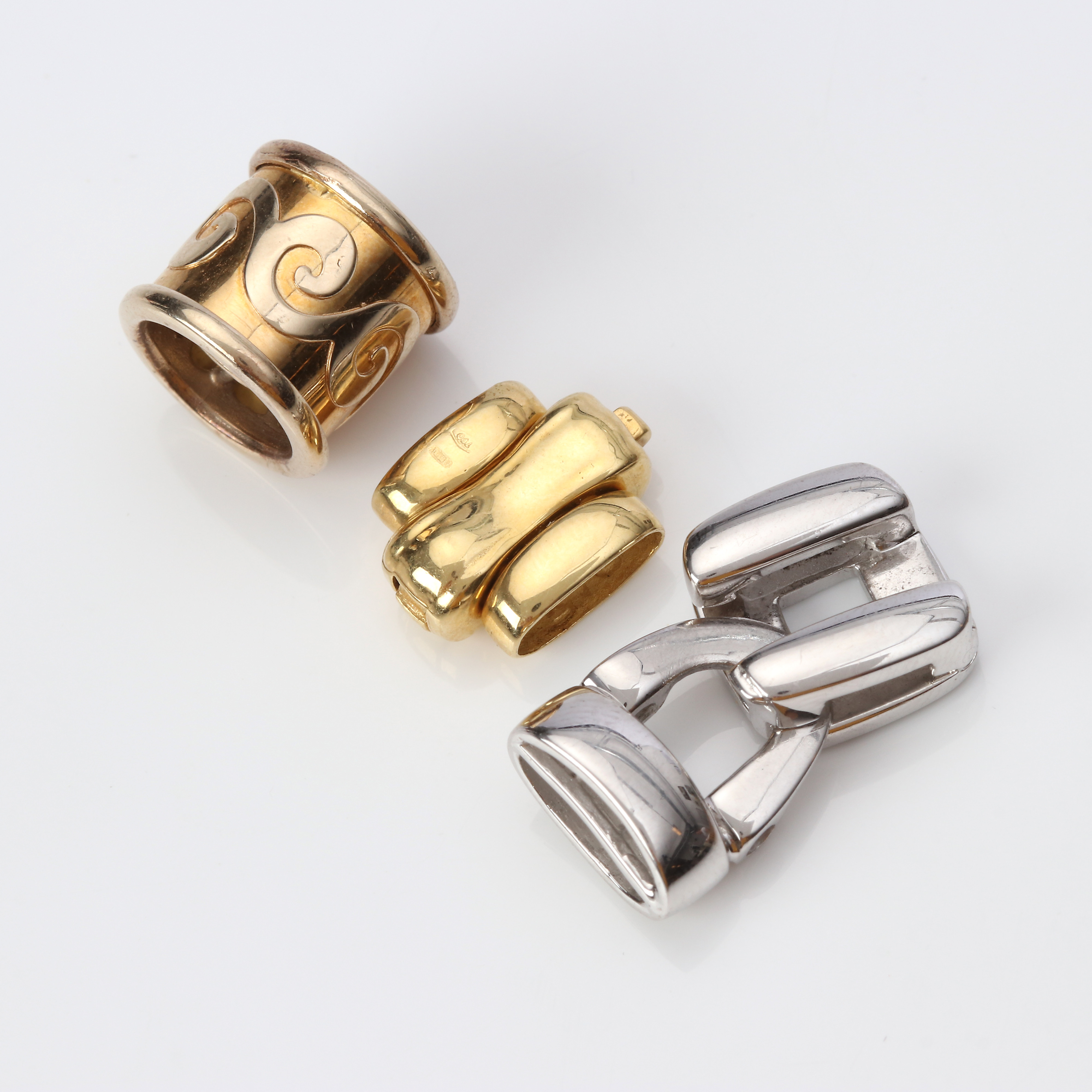 COLLIERLÅS, TRE ST. 18k röd- och vitguld, totalvikt ca 16,0 gram.