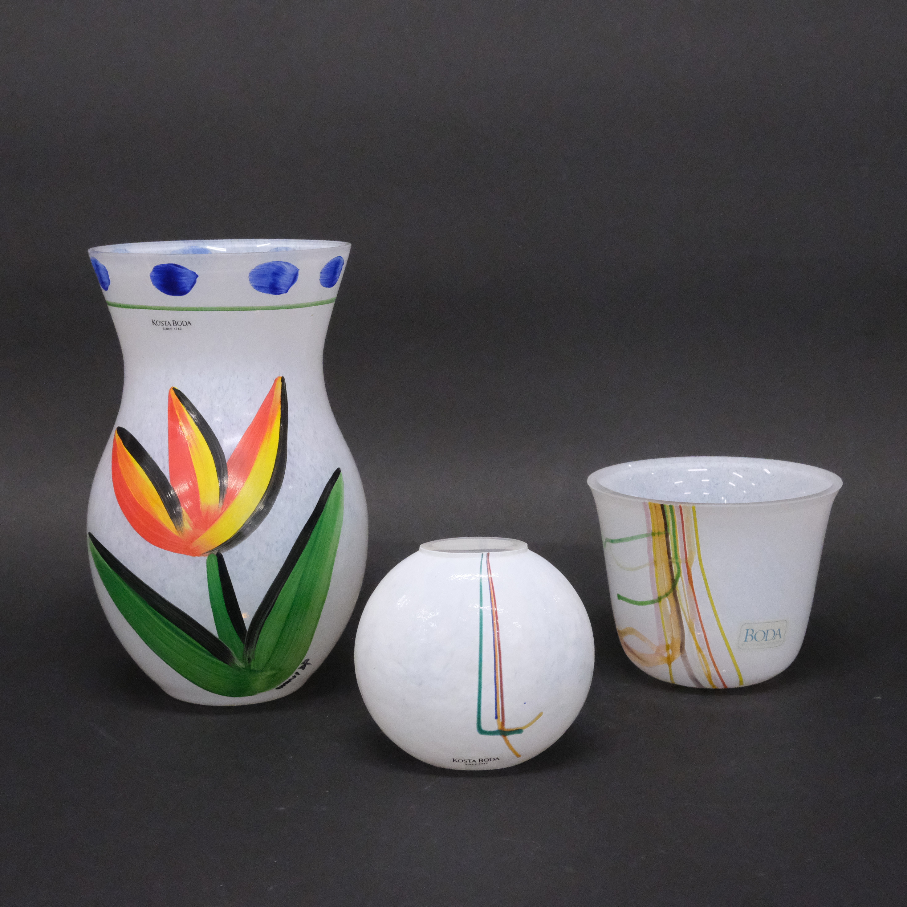 TRE GLASVASER, ULRICA HYDMAN-VALLIEN SAMT BERTIL VALLIEN, KOSTA BODA.