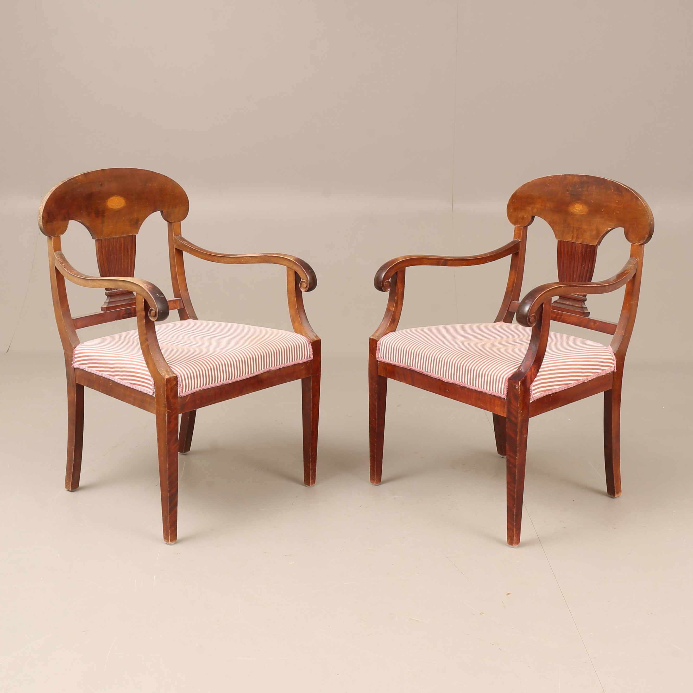 KARMSTOLAR, ett par, trä, Karl-Johanstil, 1900-talets första hälft.